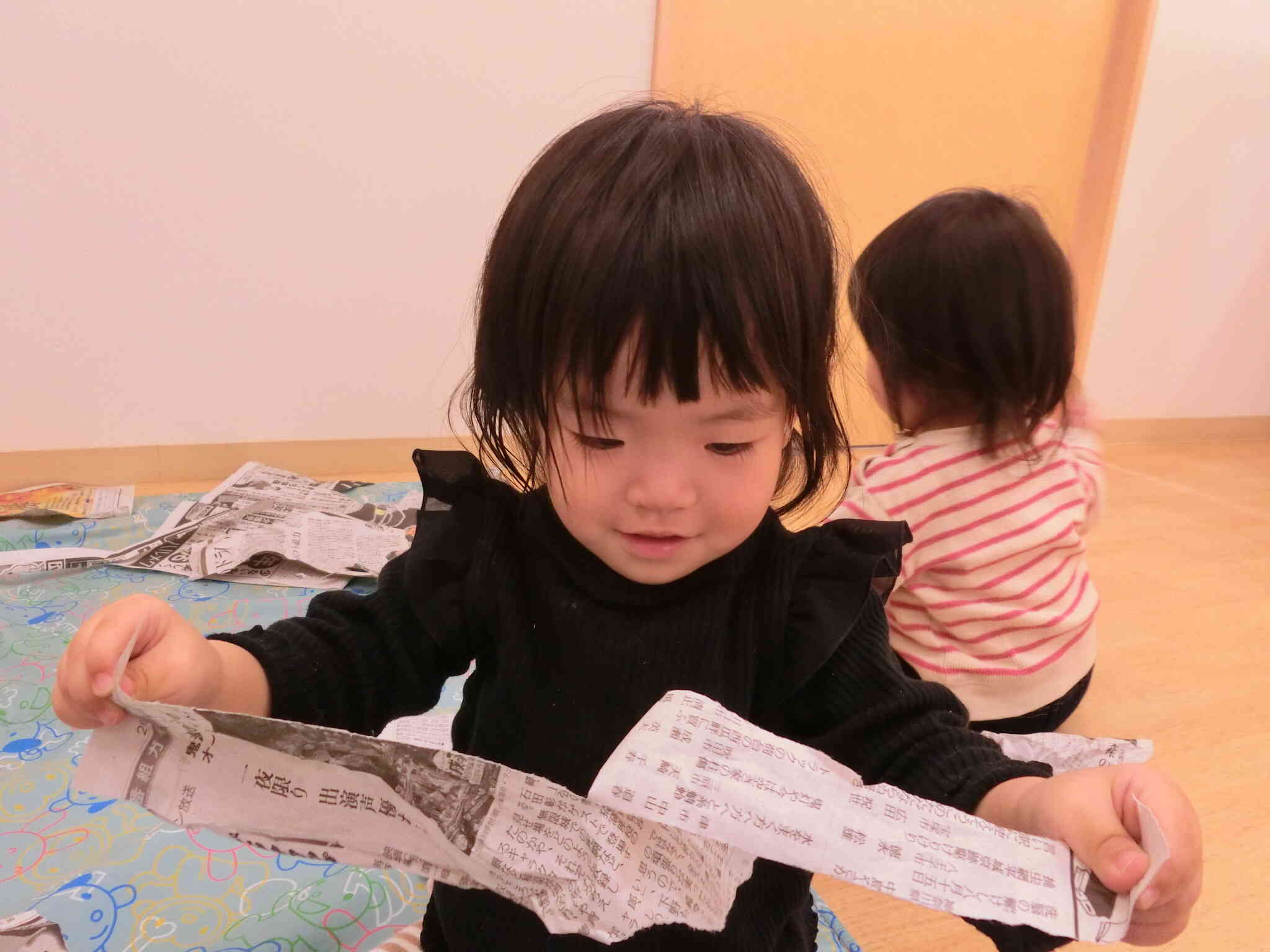ひよこ組　新聞紙遊びをしたよ