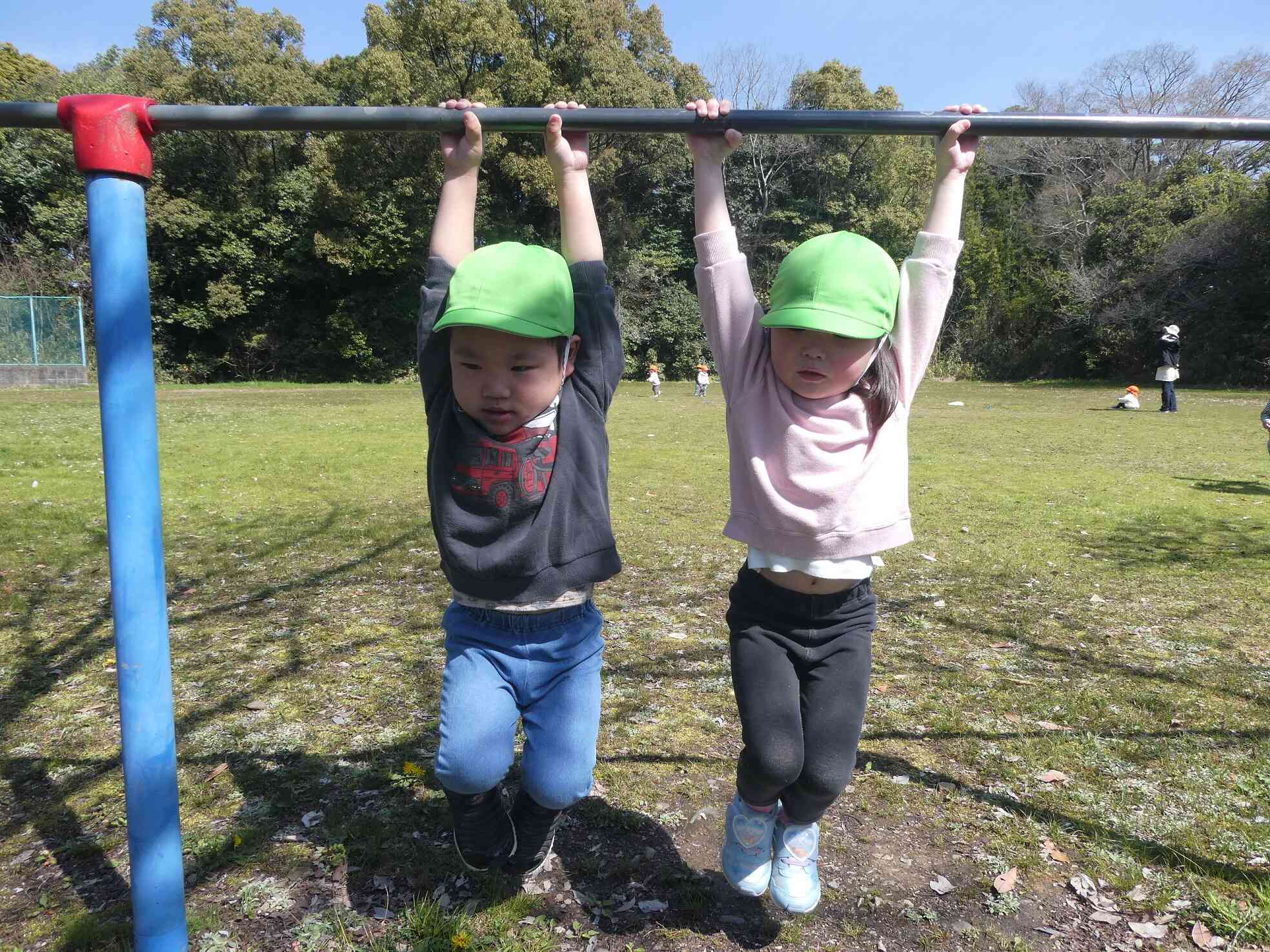 鉄棒で遊んだよ♪