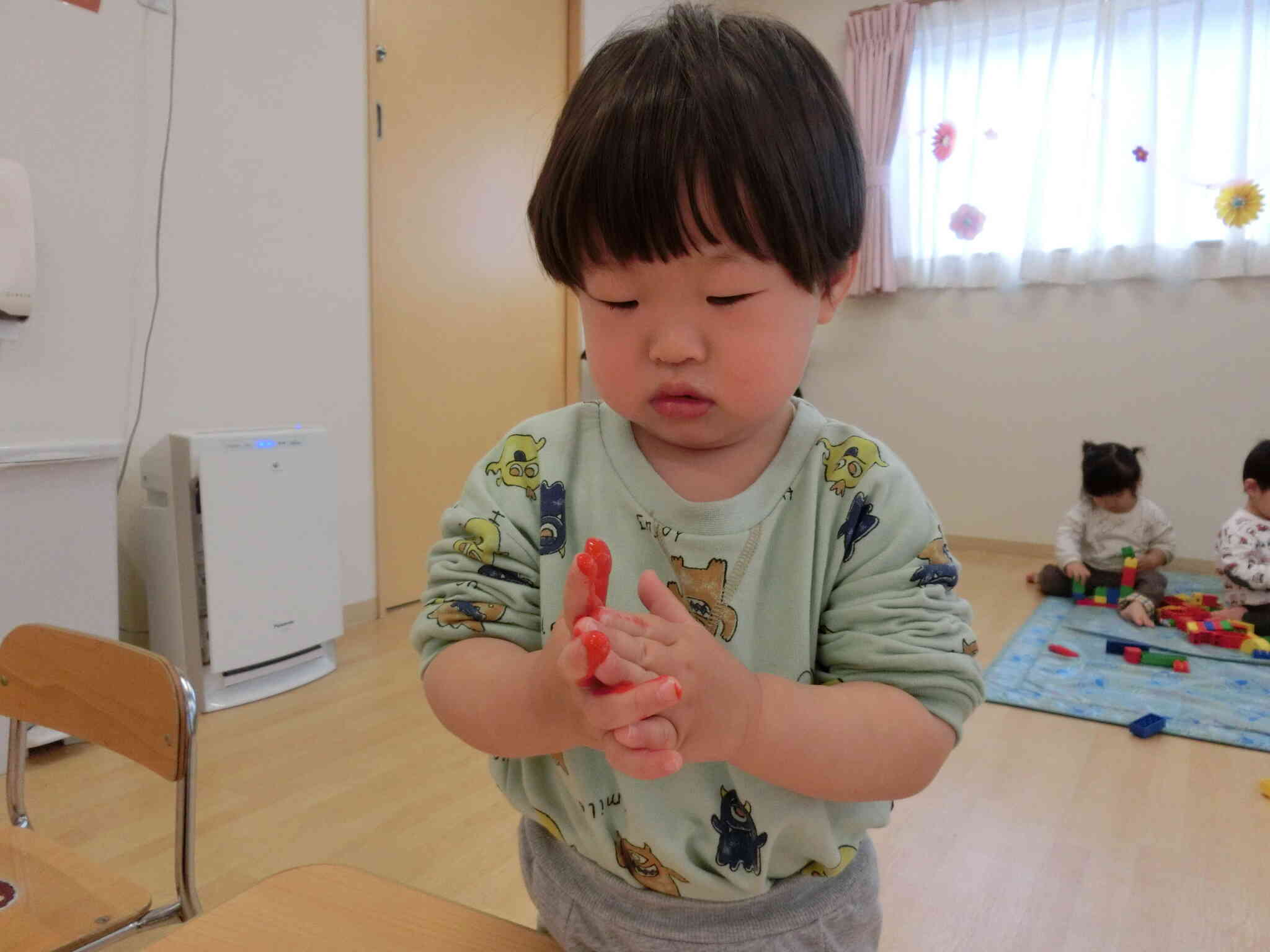 手で絵の具を混ぜて～