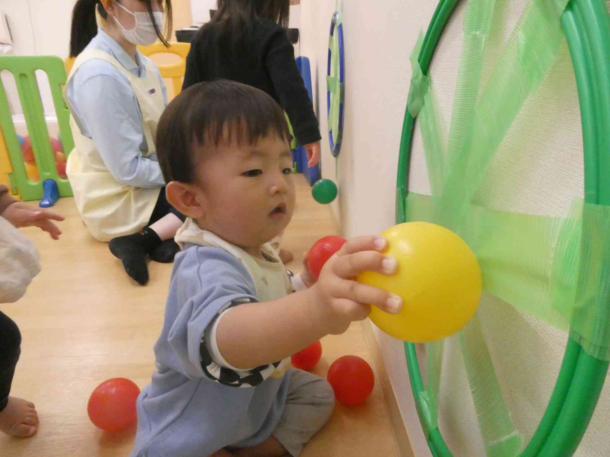 あひる組　ボールぺったん！
