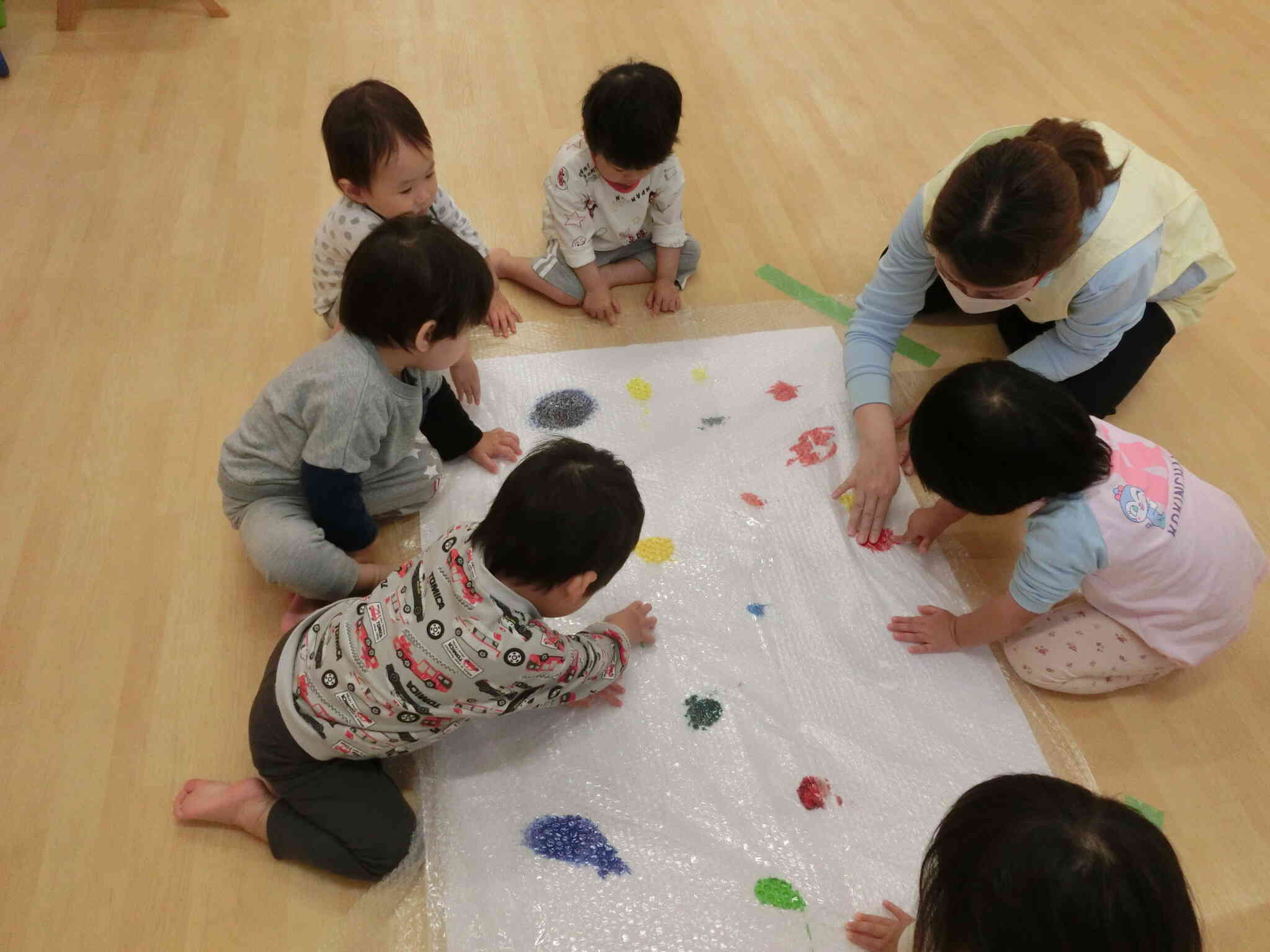 うさぎ組　おもいっきり絵の具遊び♡