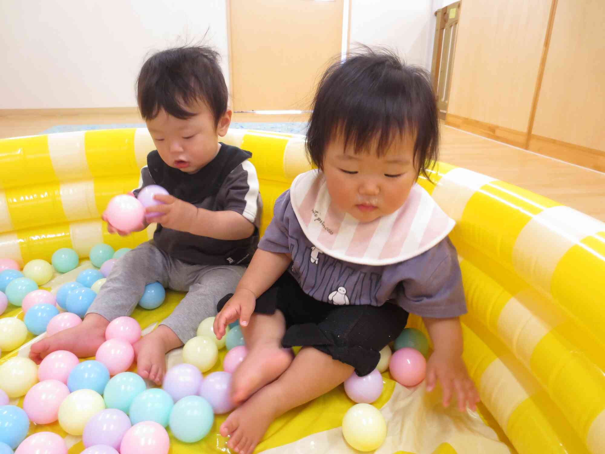 ひよこ組　ボールプールで遊んだよ☆