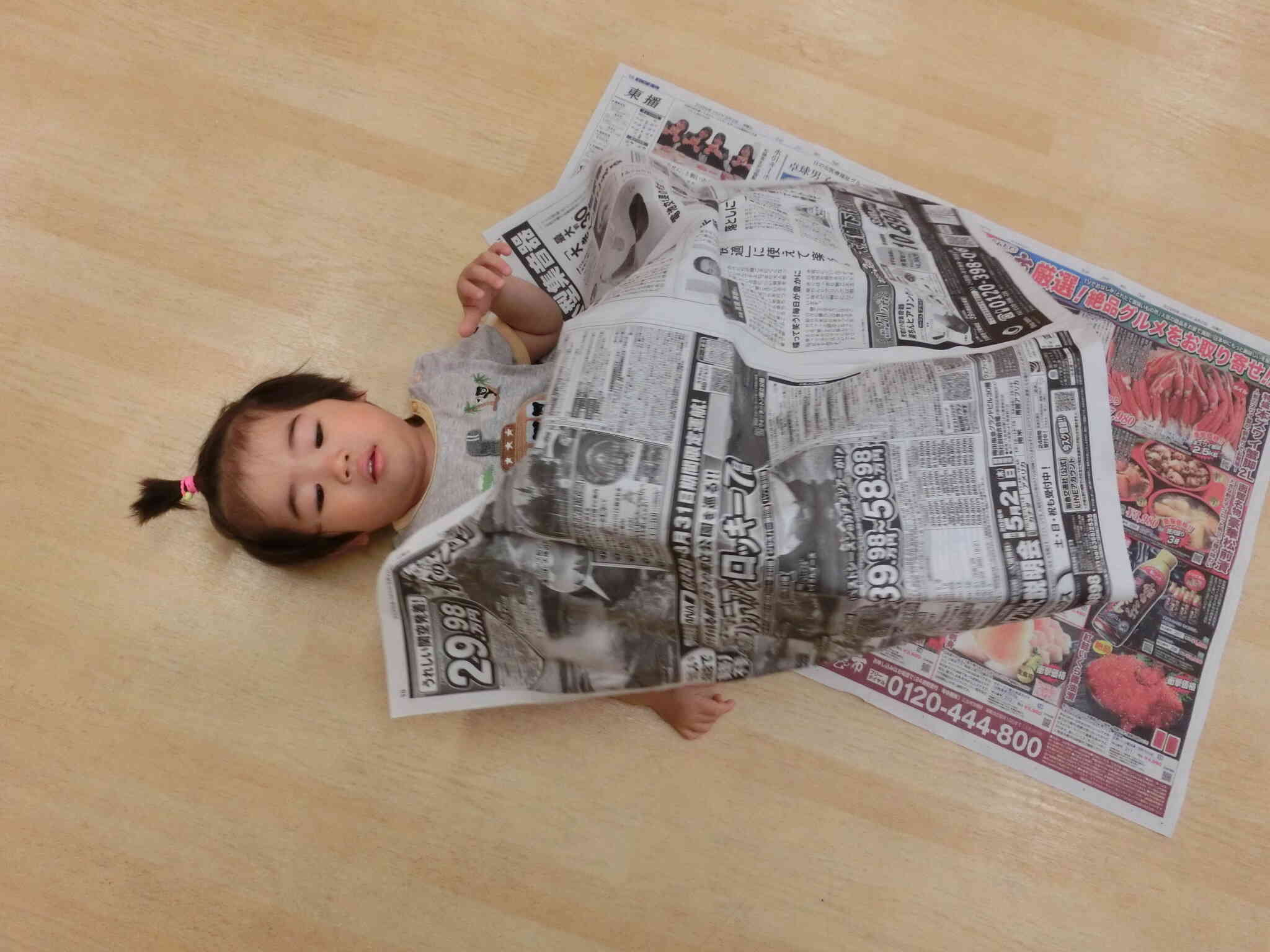 うさぎ組　新聞で何をするのかな？