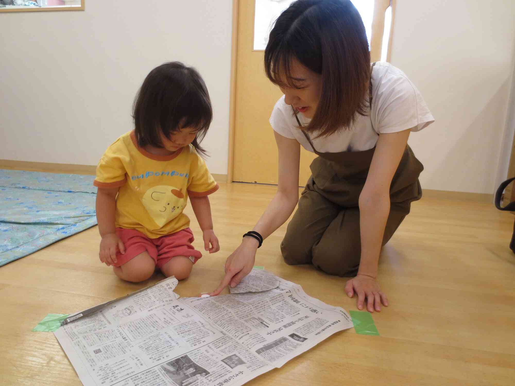 6月子育て広場（新聞紙遊び)
