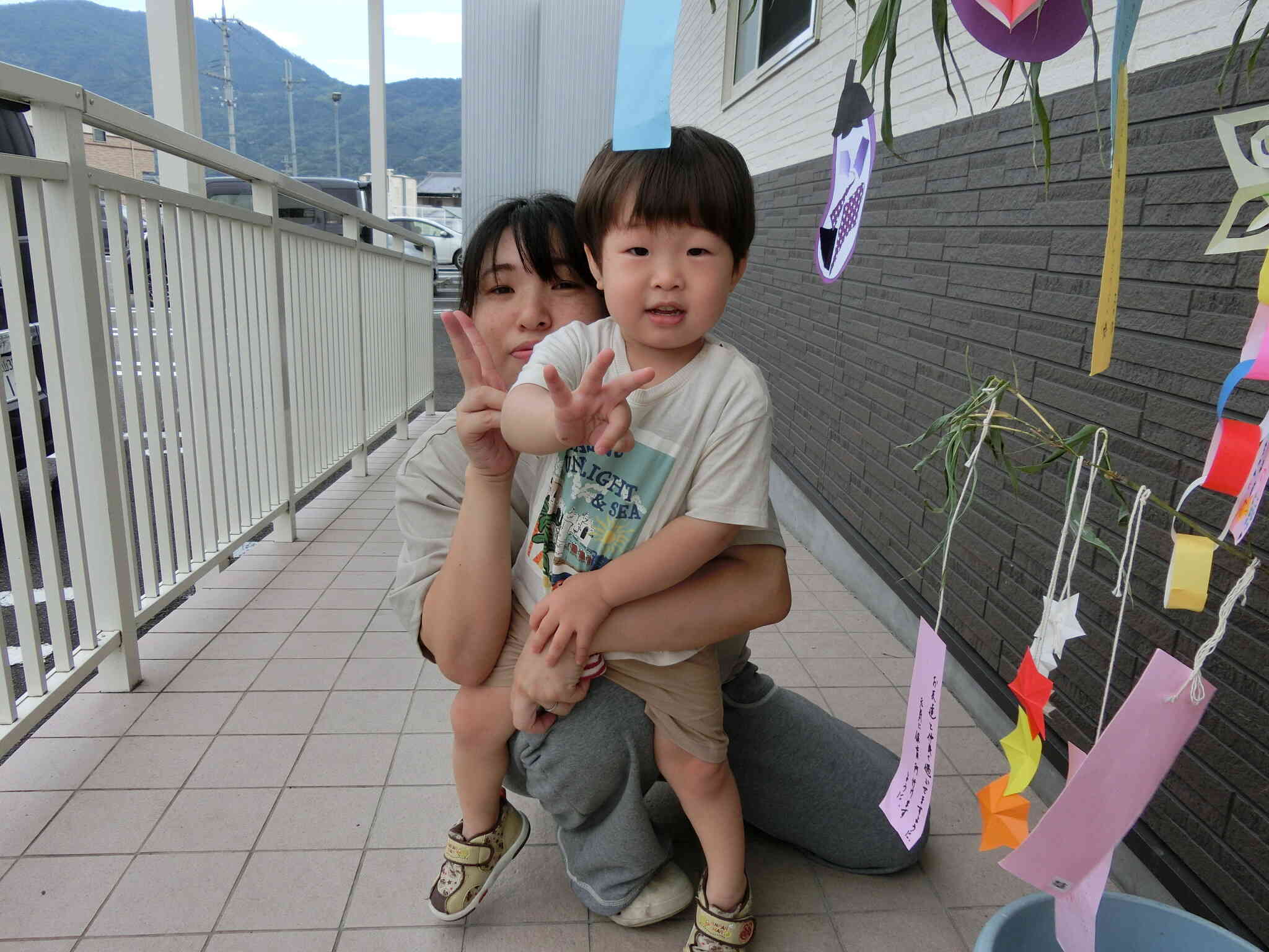 お母さんと一緒に短冊を飾ったよ☆
