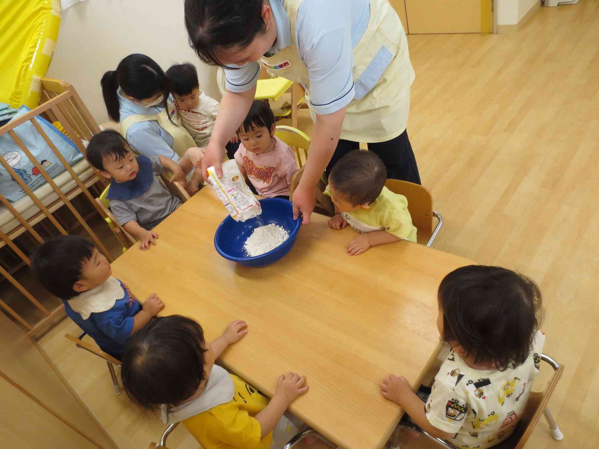 ひよこ組　小麦粉粘土で遊んだよ☆