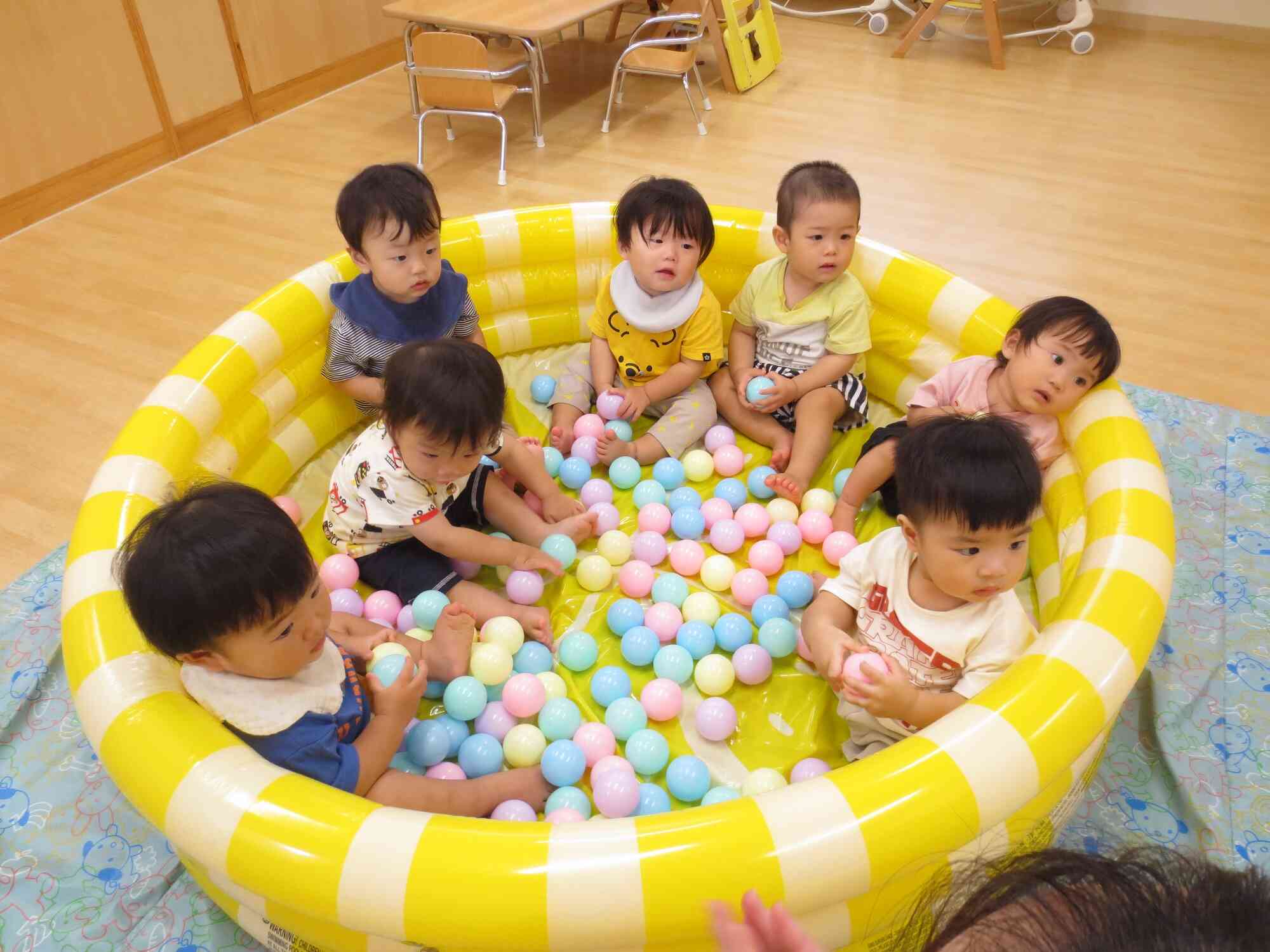 ひよこ組　ボールプールで遊んだよ☆