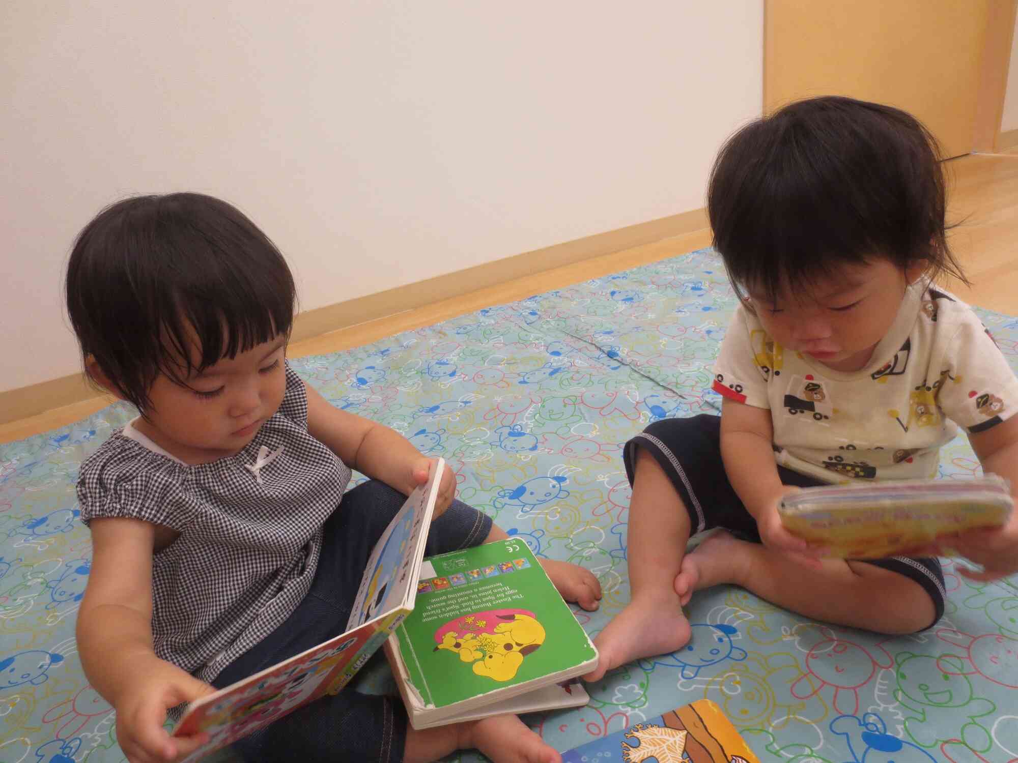 ひよこ組　絵本を見たよ☆