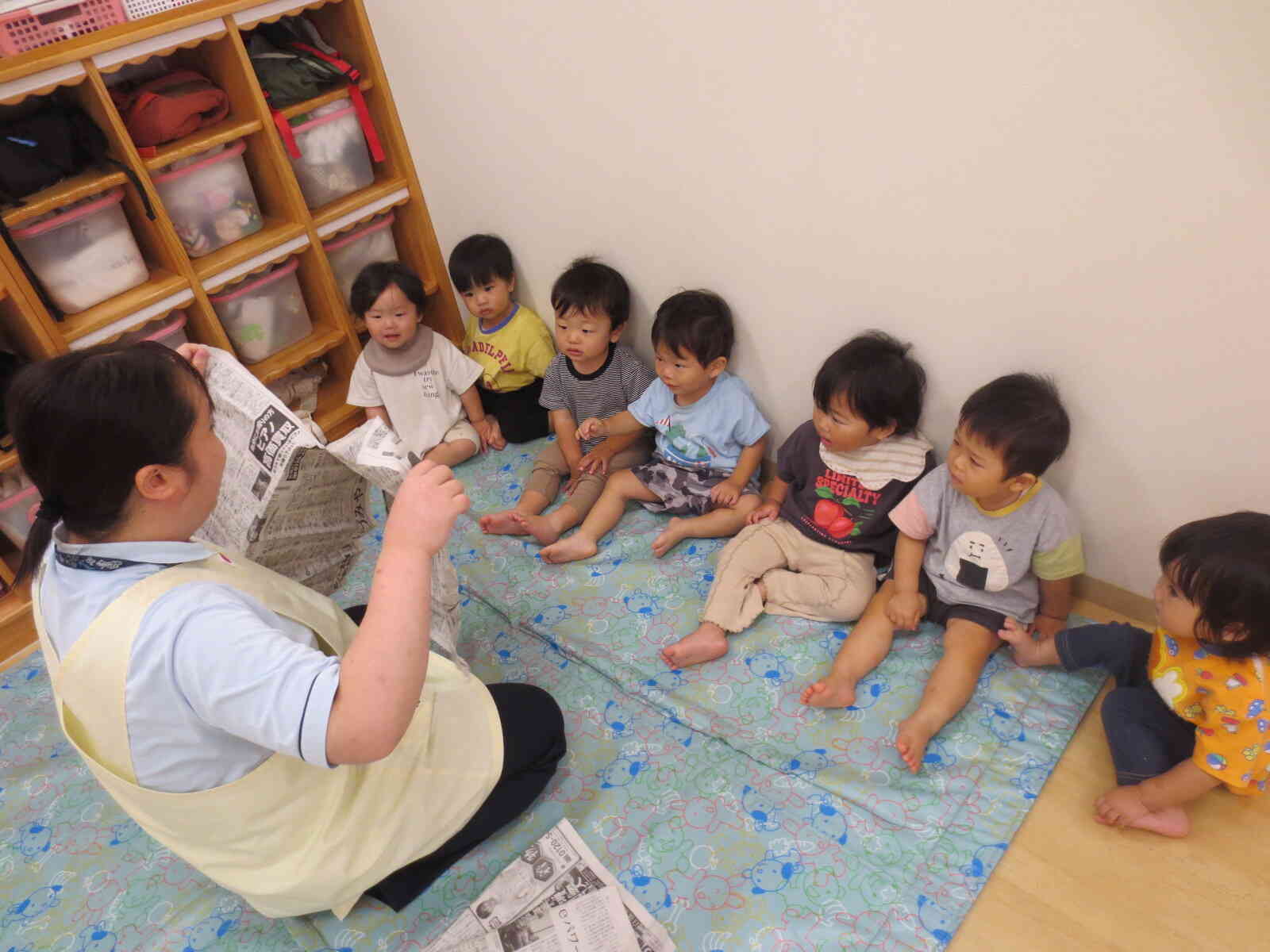 ひよこ組　新聞紙遊びー！