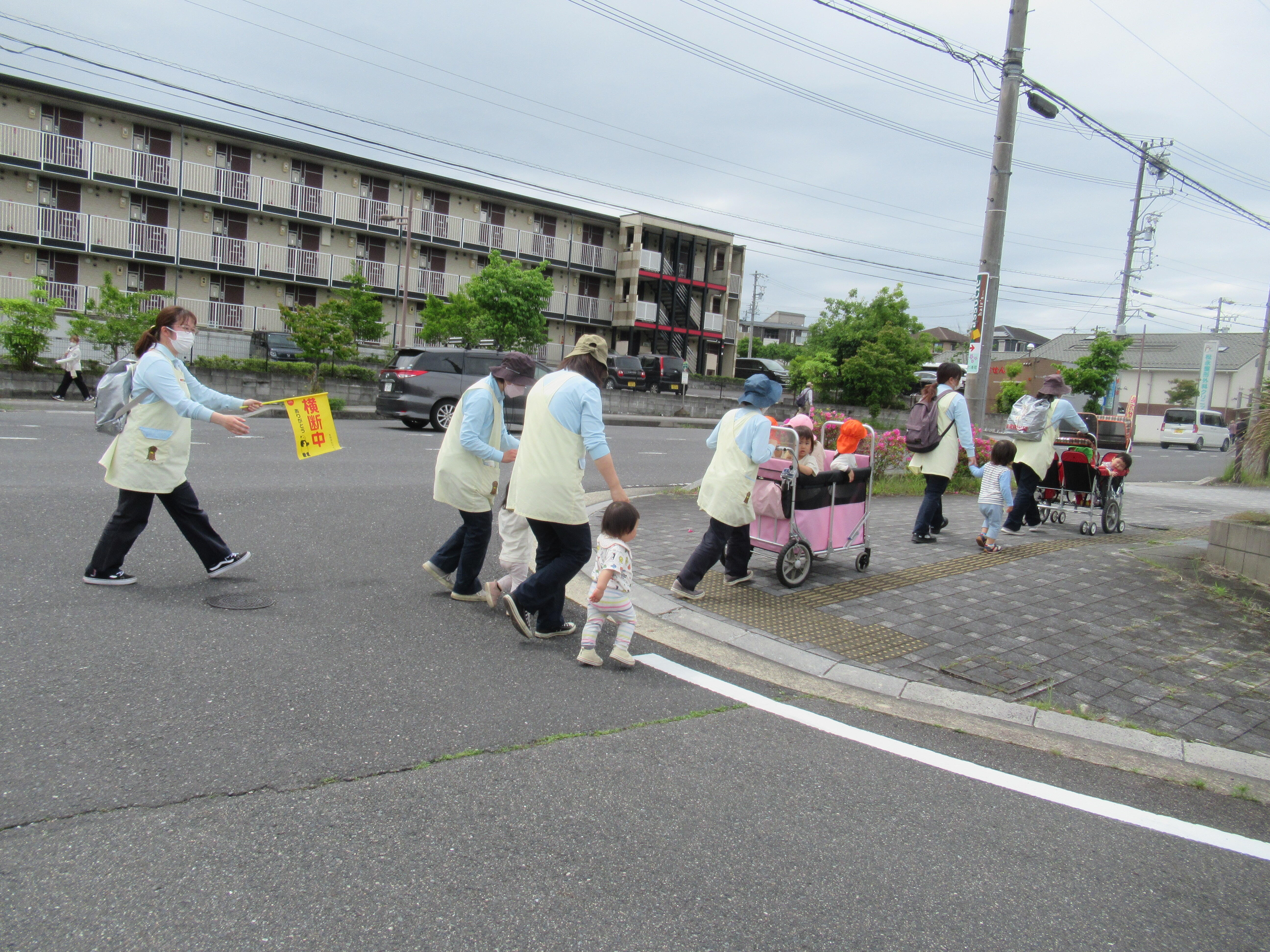 車に気を付けて道を渡ります。