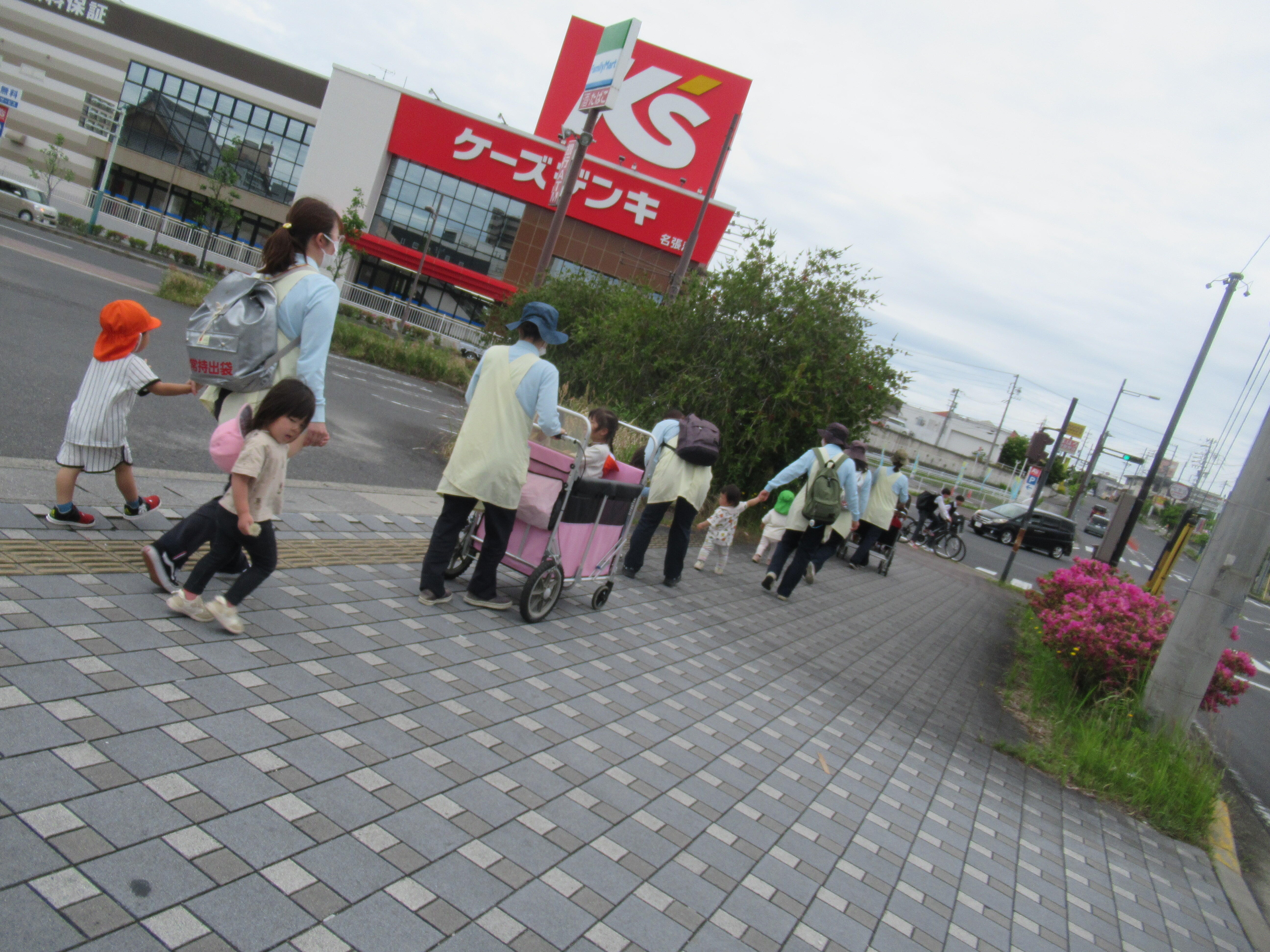 帰り道も気を付けて・・・。園まであと少し。みんな最後までよく頑張ったね！