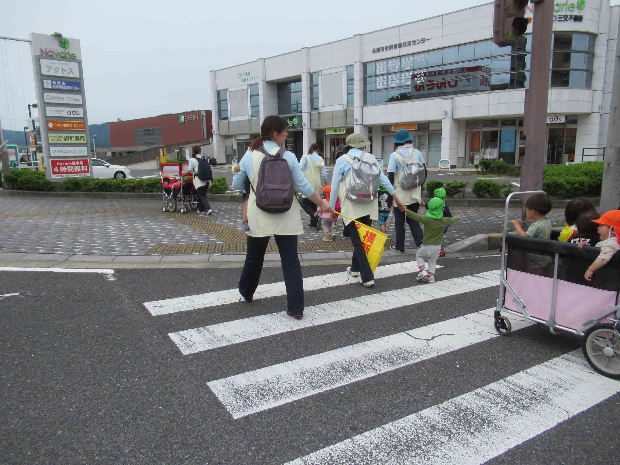 車等に気を付けながら横断歩道を渡ります。