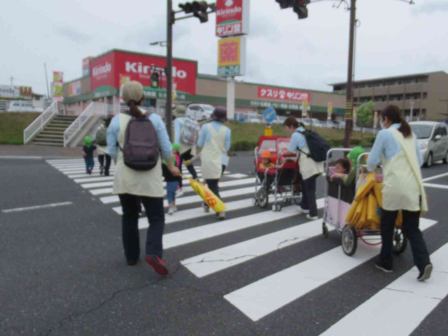 帰り道も気を付けて・・・。園まで後少し。