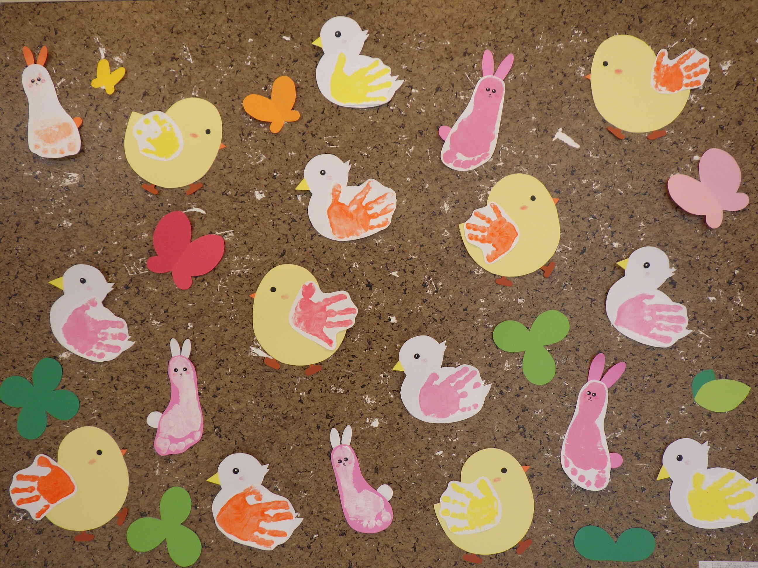 合同壁面「ひよこ・あひる・うさぎ組の手型、足型」