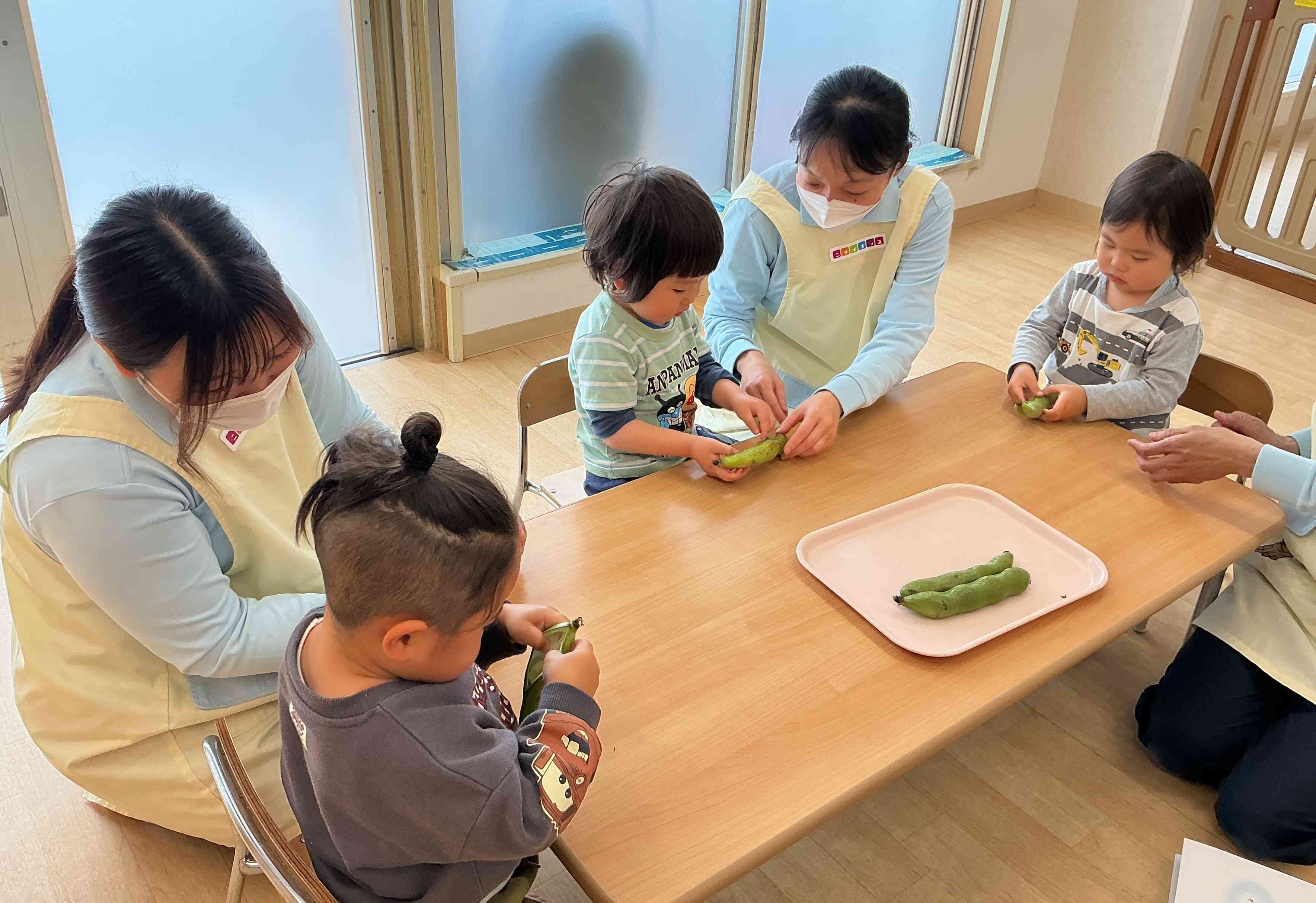 〈食育〉いろいろな豆を触ってみよう！