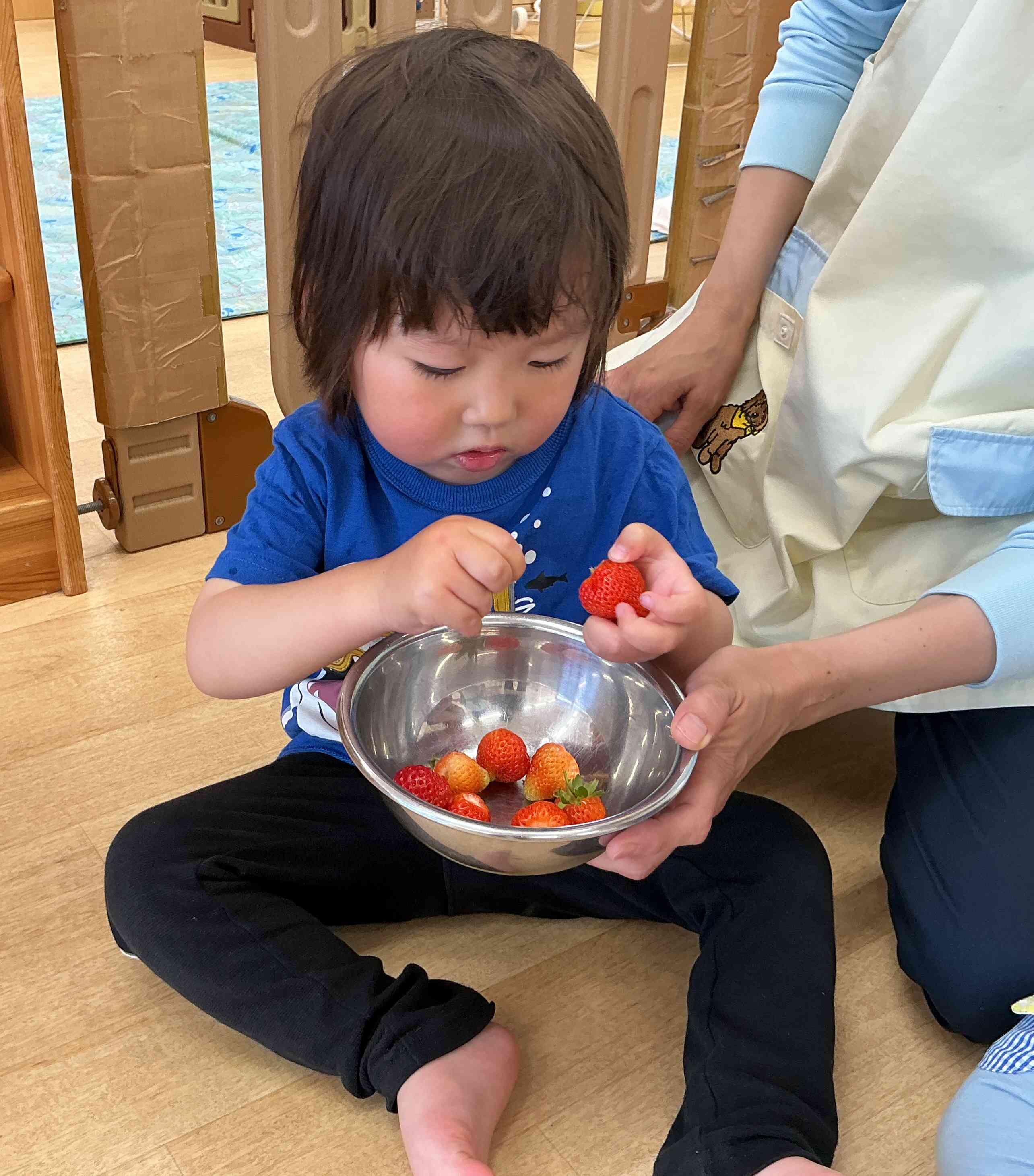 いちごのへたをとって給食室へ・・・