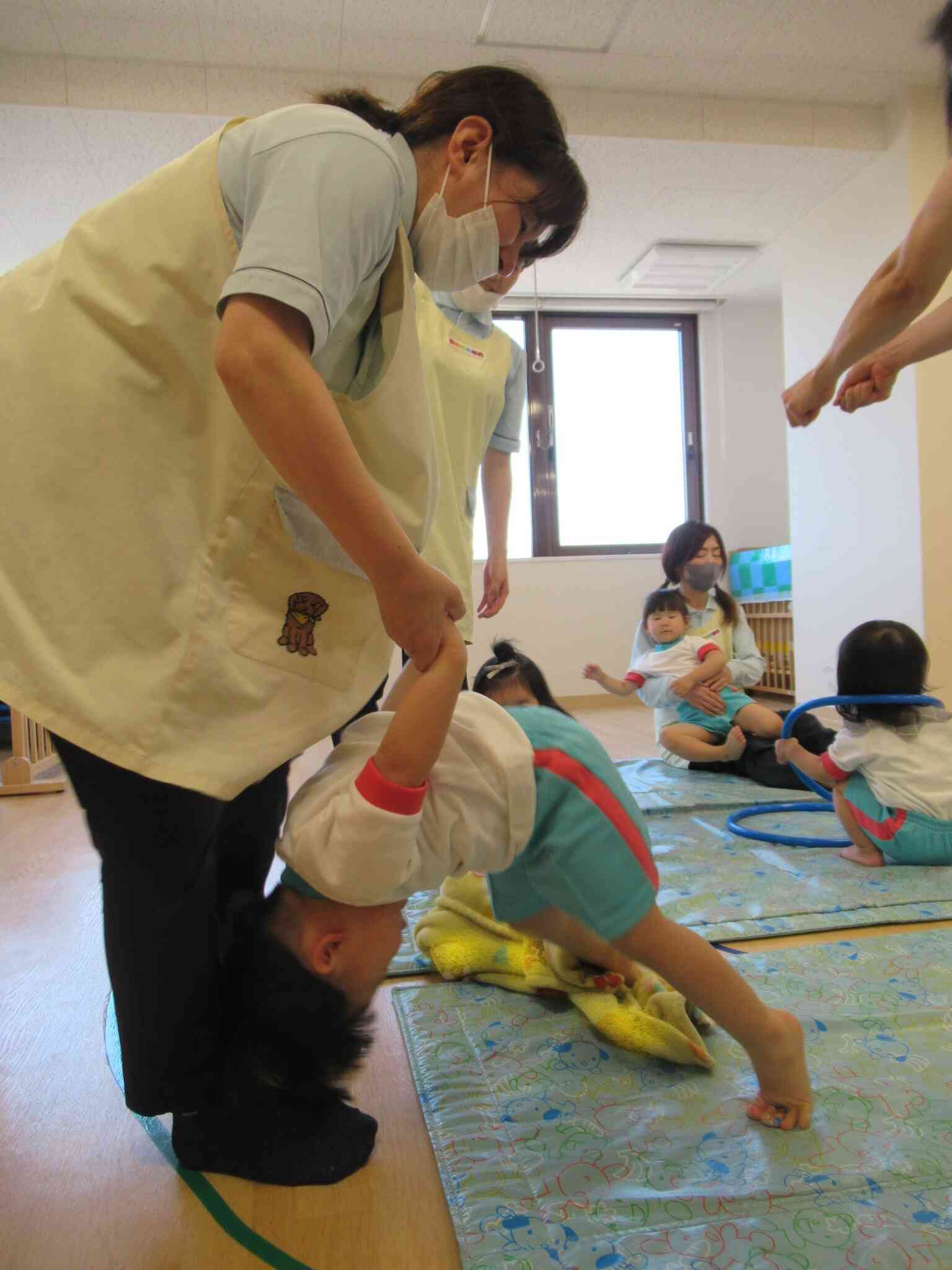 手伝ってもらいながら回転成功！すごい！大人は子どもが回転したタイミングで両手を子どものほうに寄せると脱臼防止になるそうです