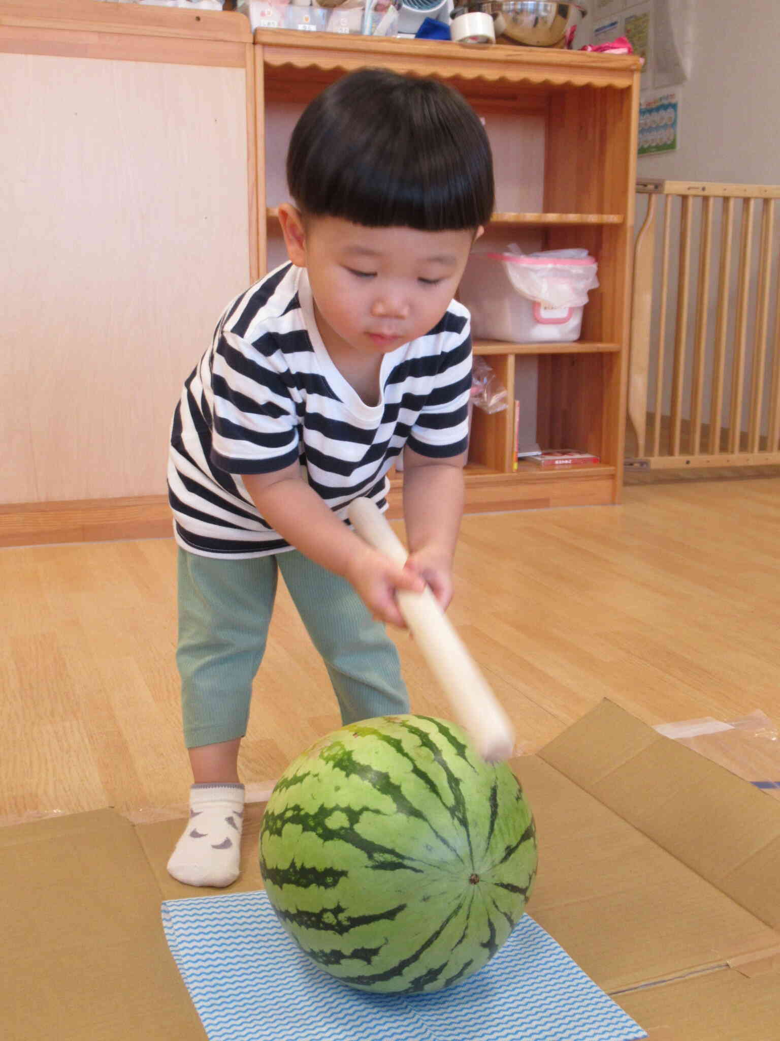 スイカ割りにチャレンジ！｜ニチイキッズきりしま保育園｜ニチイキッズ
