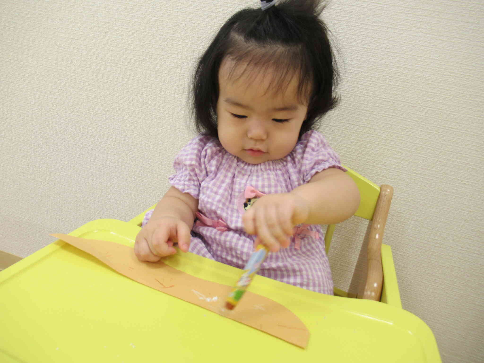 トントントン…手を動かすとクレヨンからいい音がするね♪