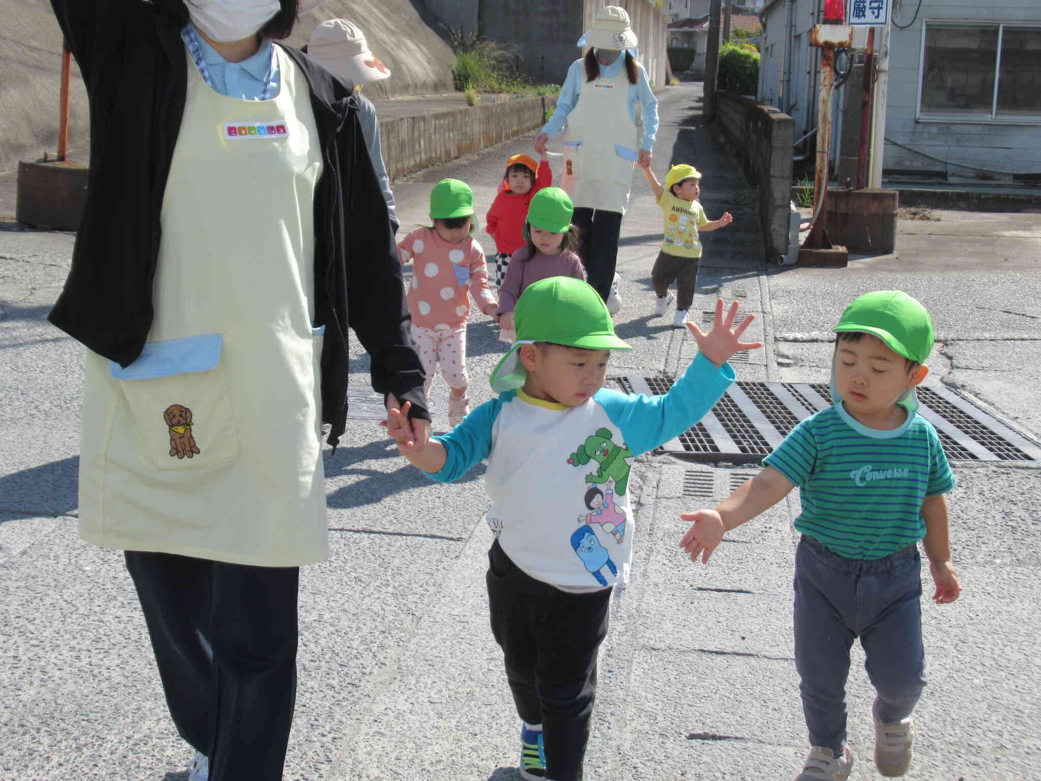 右みて　左みて　手を挙げて渡りますよ