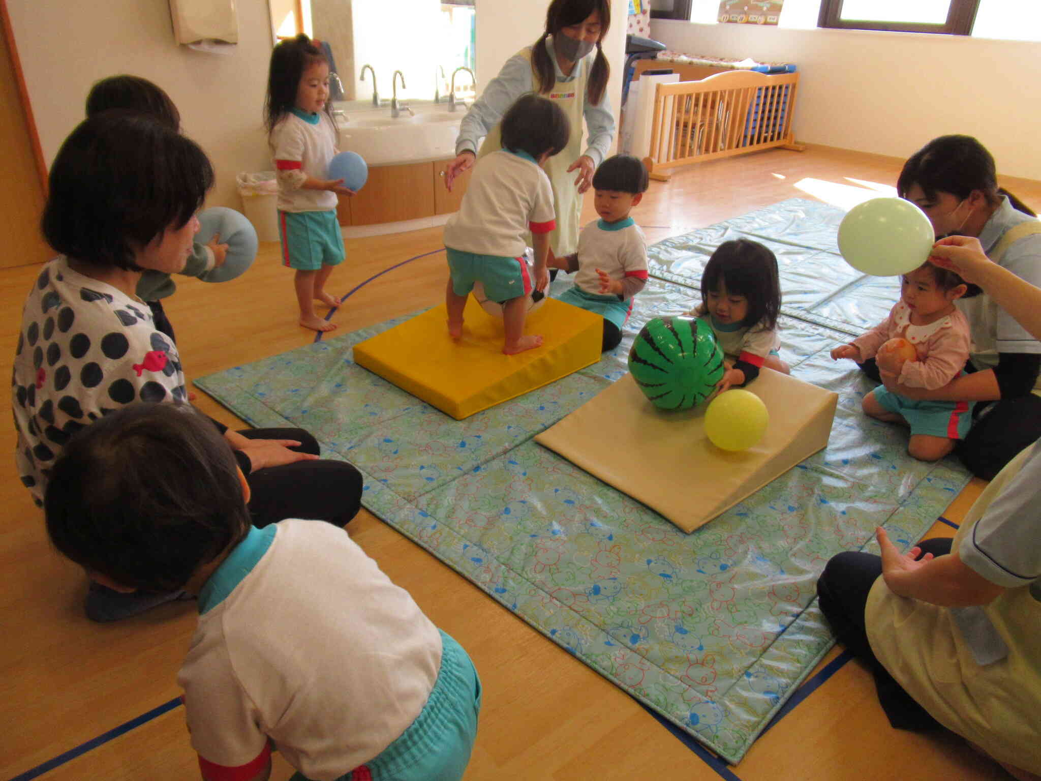 まずは斜面でボールが転がることを認識中