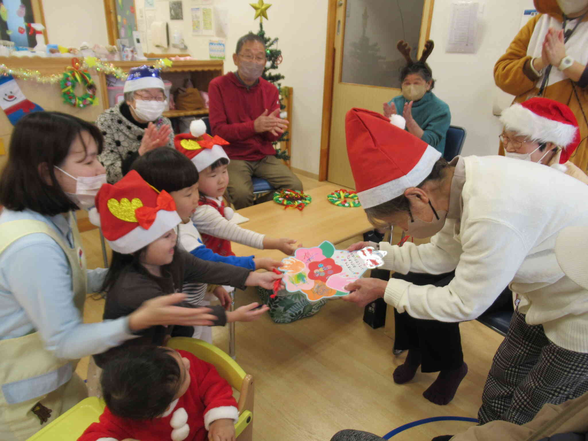 保育園からは”いつまでもおげんきでいてください”とプレゼントを渡しました