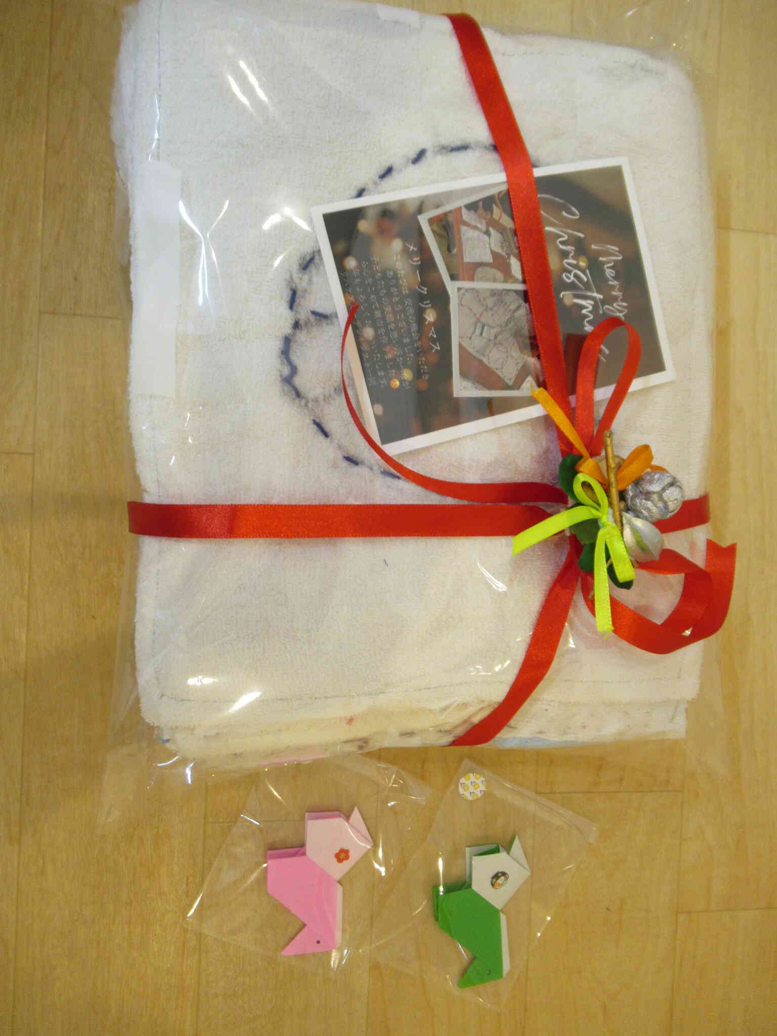 ぞうきんにはすてきなクリスマスカードの手紙、手作りのクリップなども一緒に入っていました　たくさんのおくりものありがとうございました。