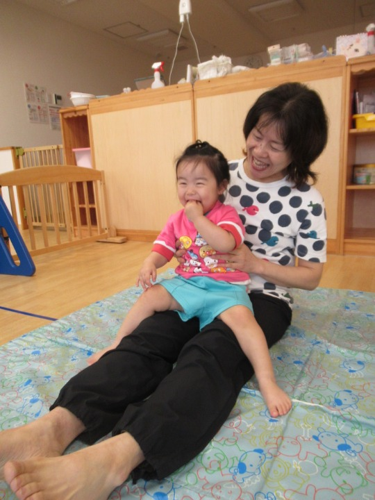 先生の名前覚えて呼んでいました。先生のお膝の上でにこにこ