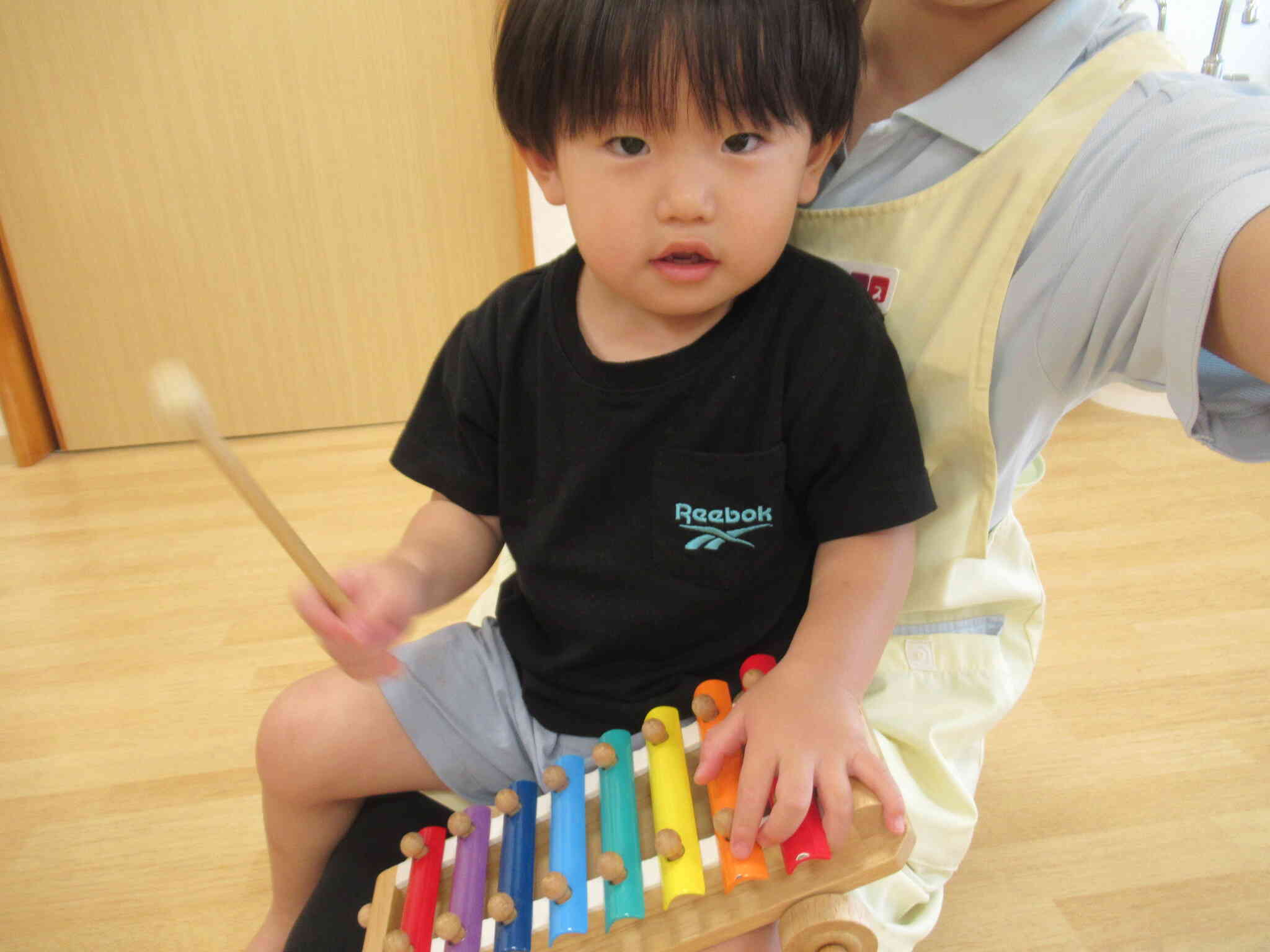 木琴の音色を楽しんでいます
