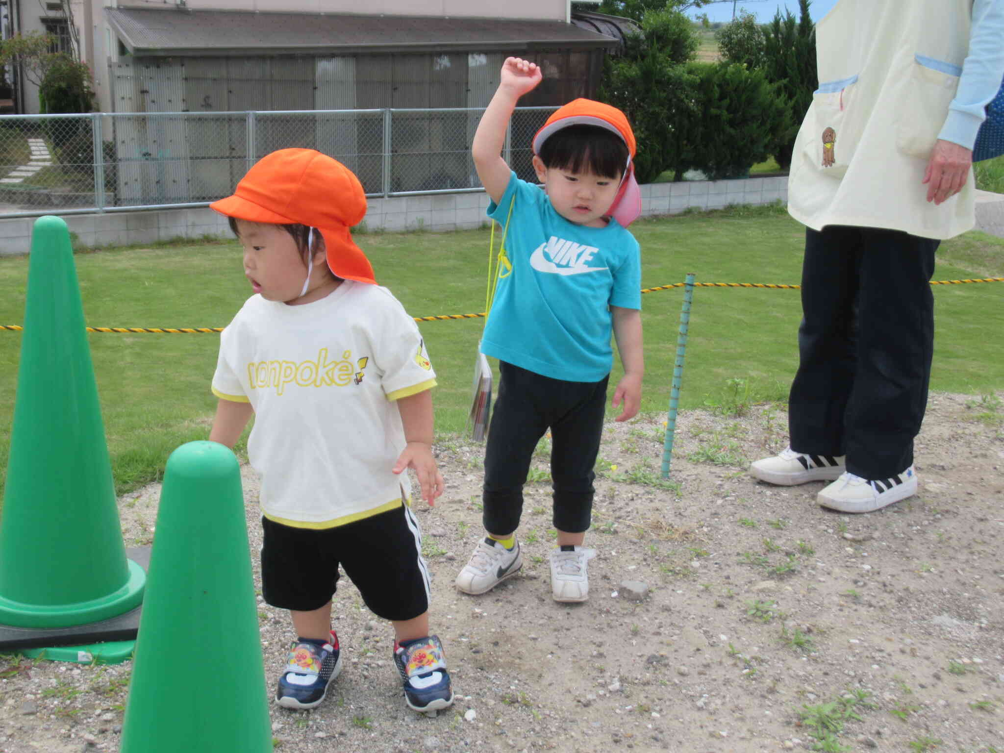 防犯訓練の後は園周辺にお散歩に行きました