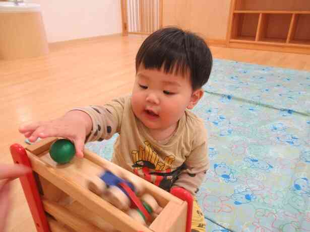 ボールがコロコロ転がるおもちゃ♪楽しいね。