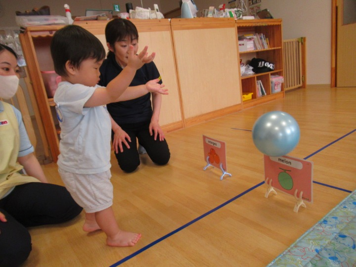ボール投げるよ　え～い！