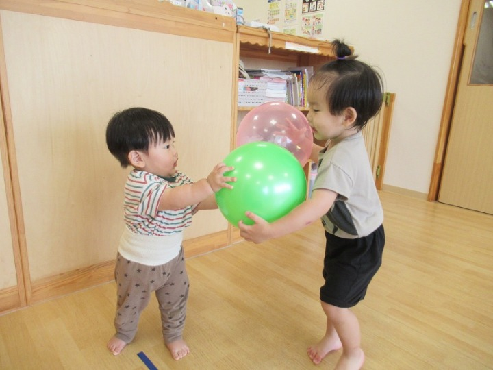 お友だちにも｢は～い｣と分けてあげます