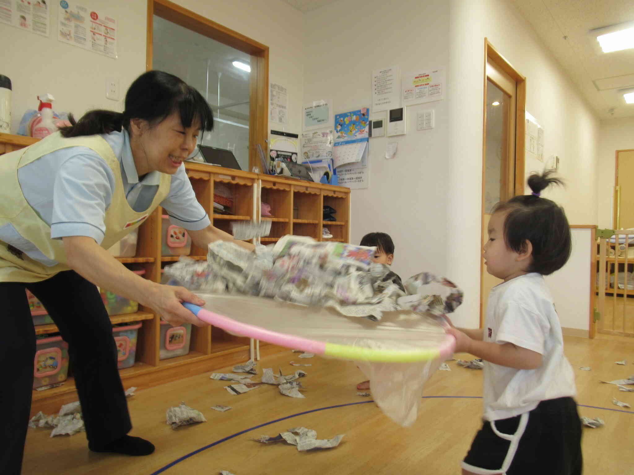集めた新聞紙はフープの上に！みんな上手に集めてくれました。