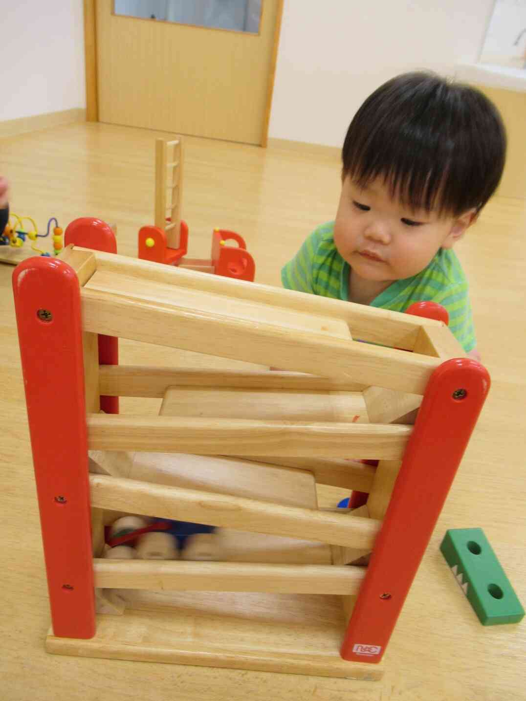 車が下へ落ちていく様子を観察中・・・。おもしろいね(^^)