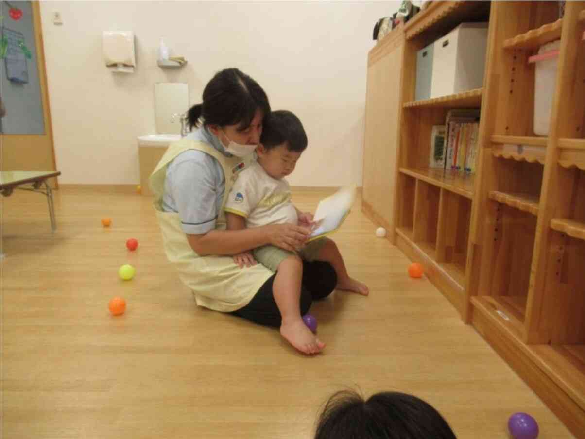 あひる組さん：先生のお膝の上で絵本の読み聞かせ