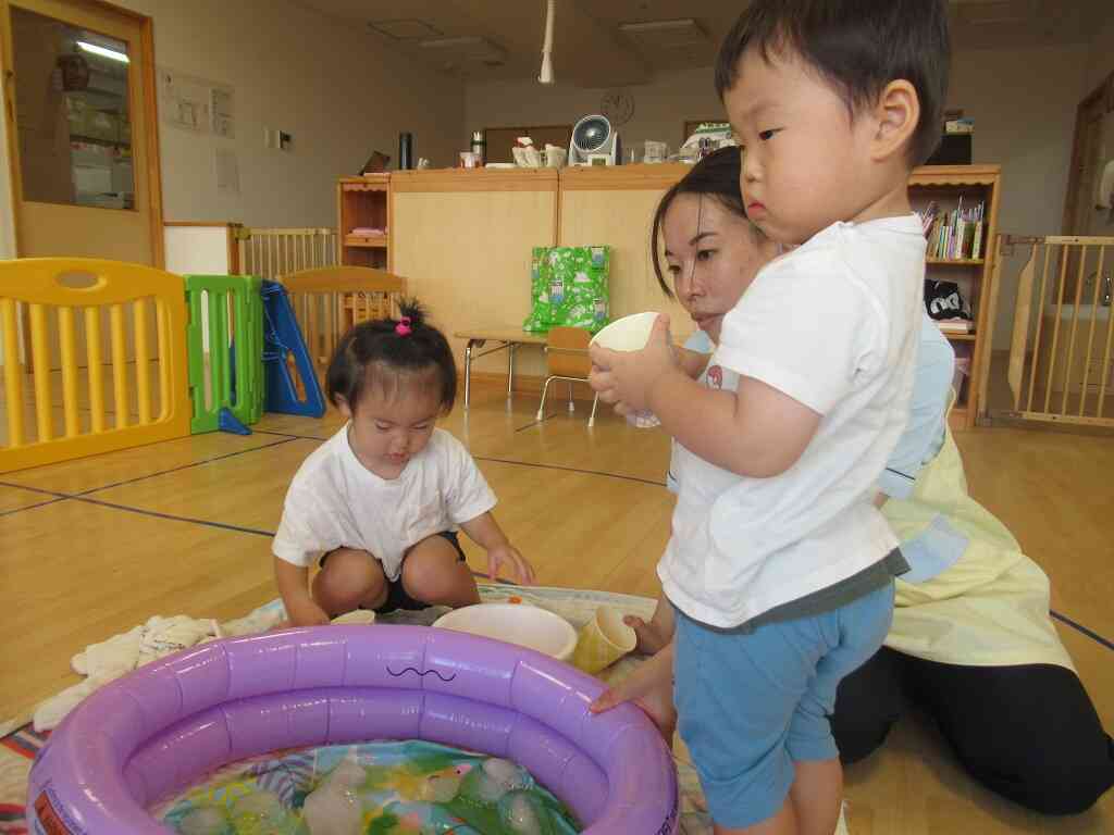 お水に緑の食紅をいれてカラフルお水でも楽しみましたよ!楽しかったね。