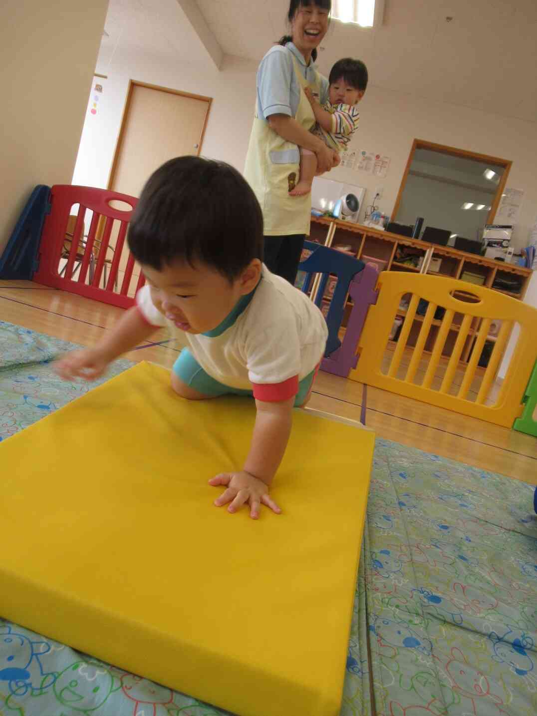 マットの上を元気に前進!タタタタタッっと素早い動き!!