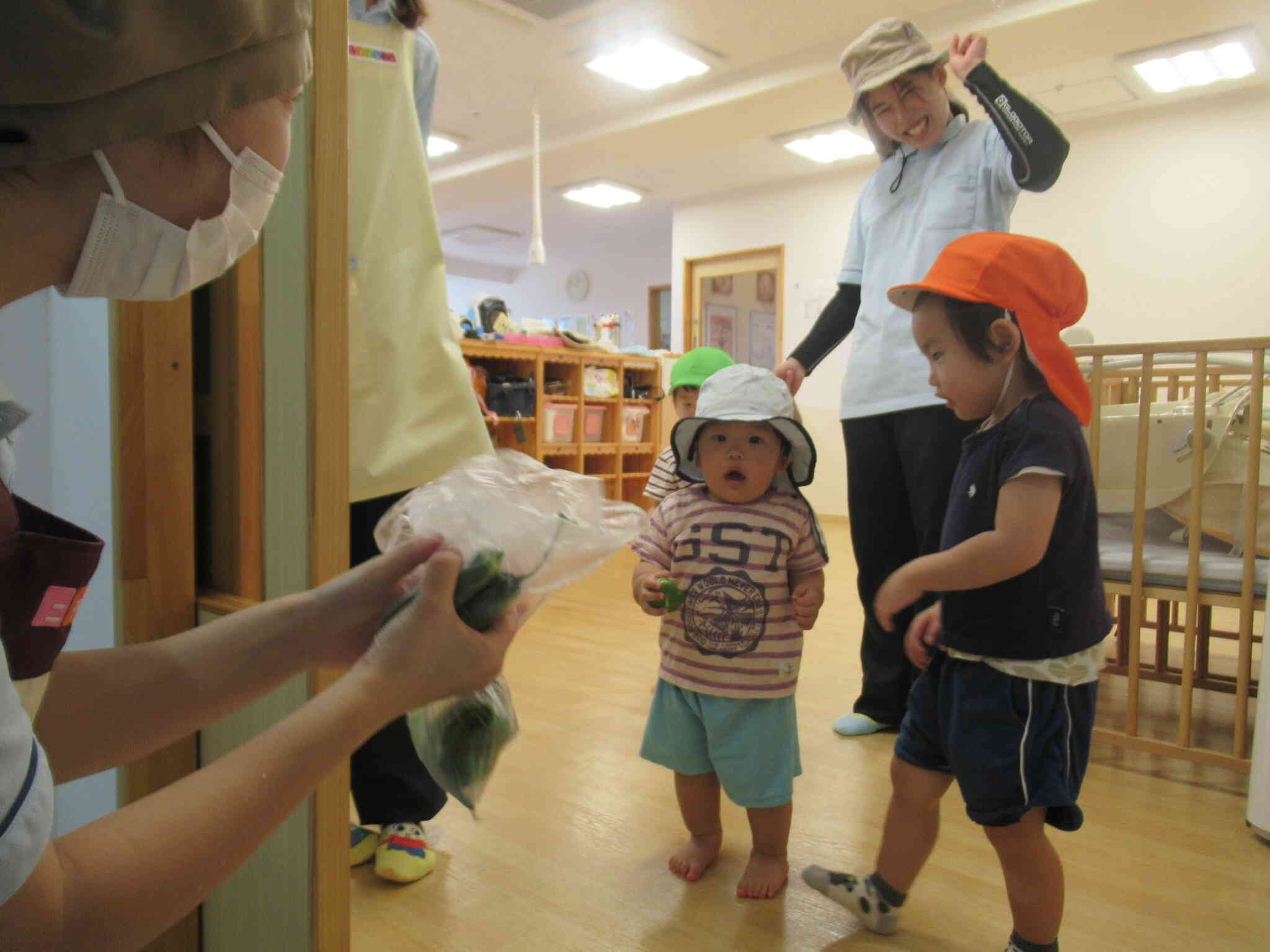 給食の先生、どうぞ～、おいしくお料理、お願いします！
