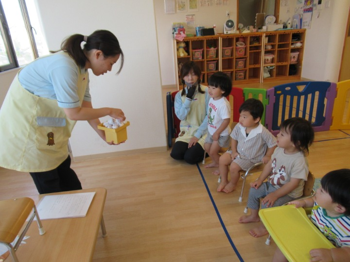 みんなの作ったお団子、上手にできたので三方に入れて飾ります。