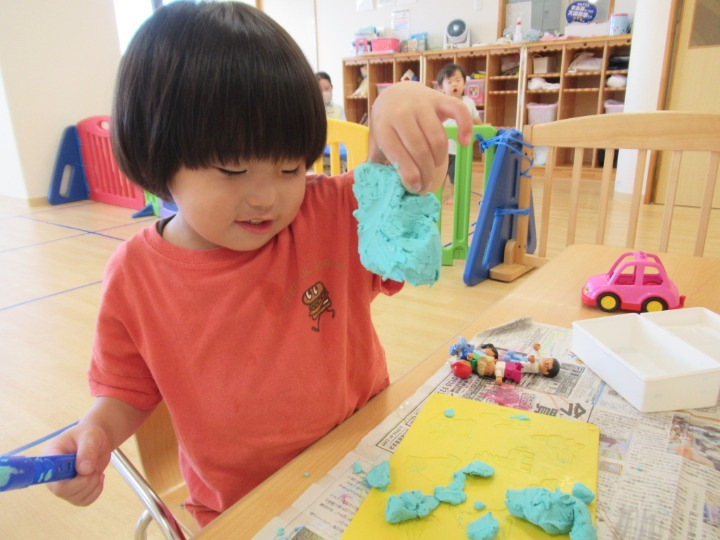 うさぎ組さんとあひる組さんの粘土遊び