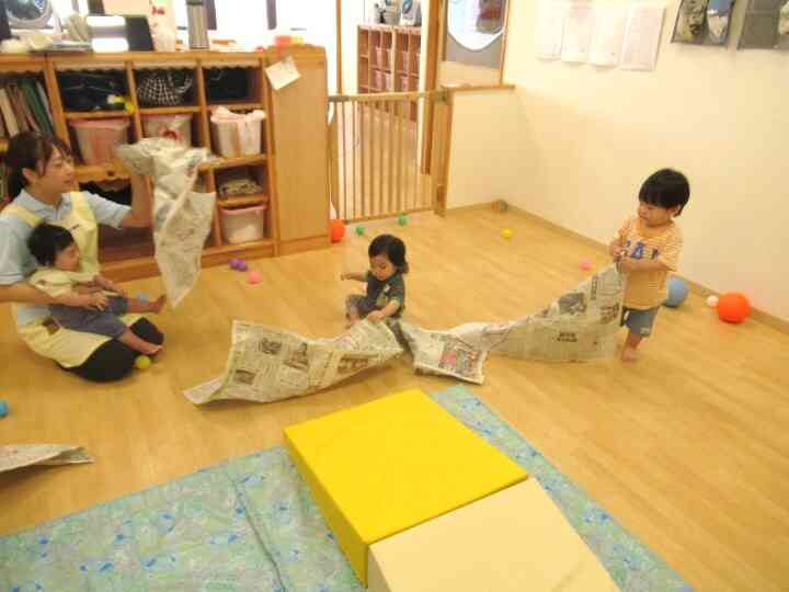 ひよこ組さんは新聞紙遊びもやりました。
