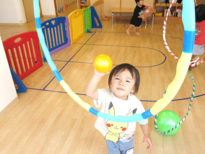 ボール遊び✰ひよこ組さんは新聞紙でも遊んだよ