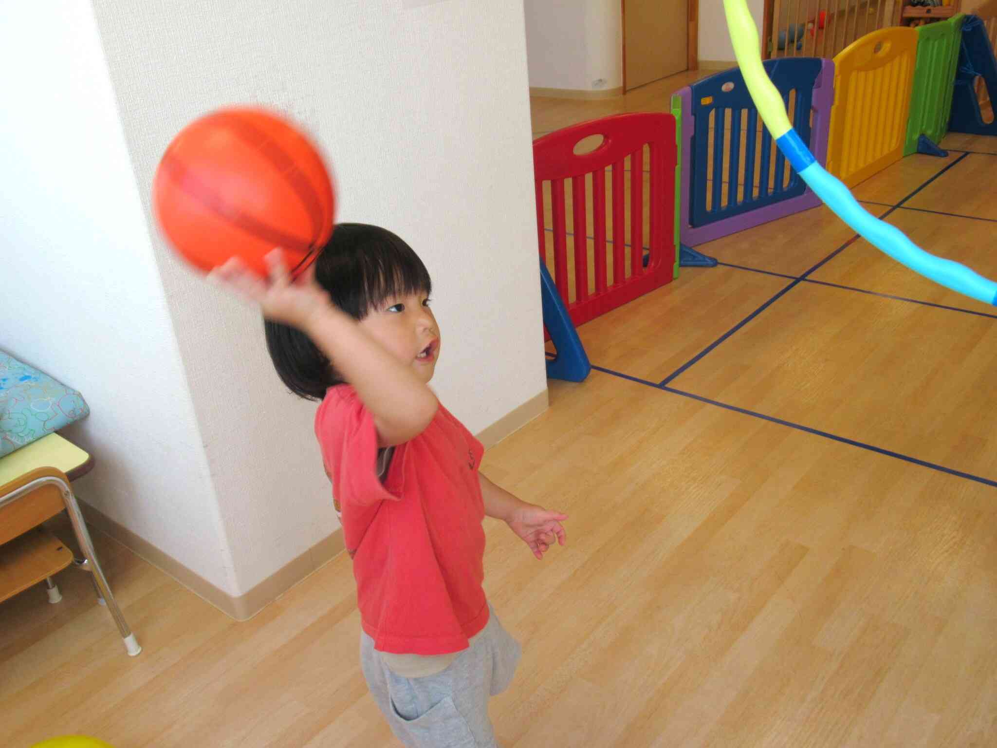 え～い！フラフープの穴の中に投げるよ！先生見てて！