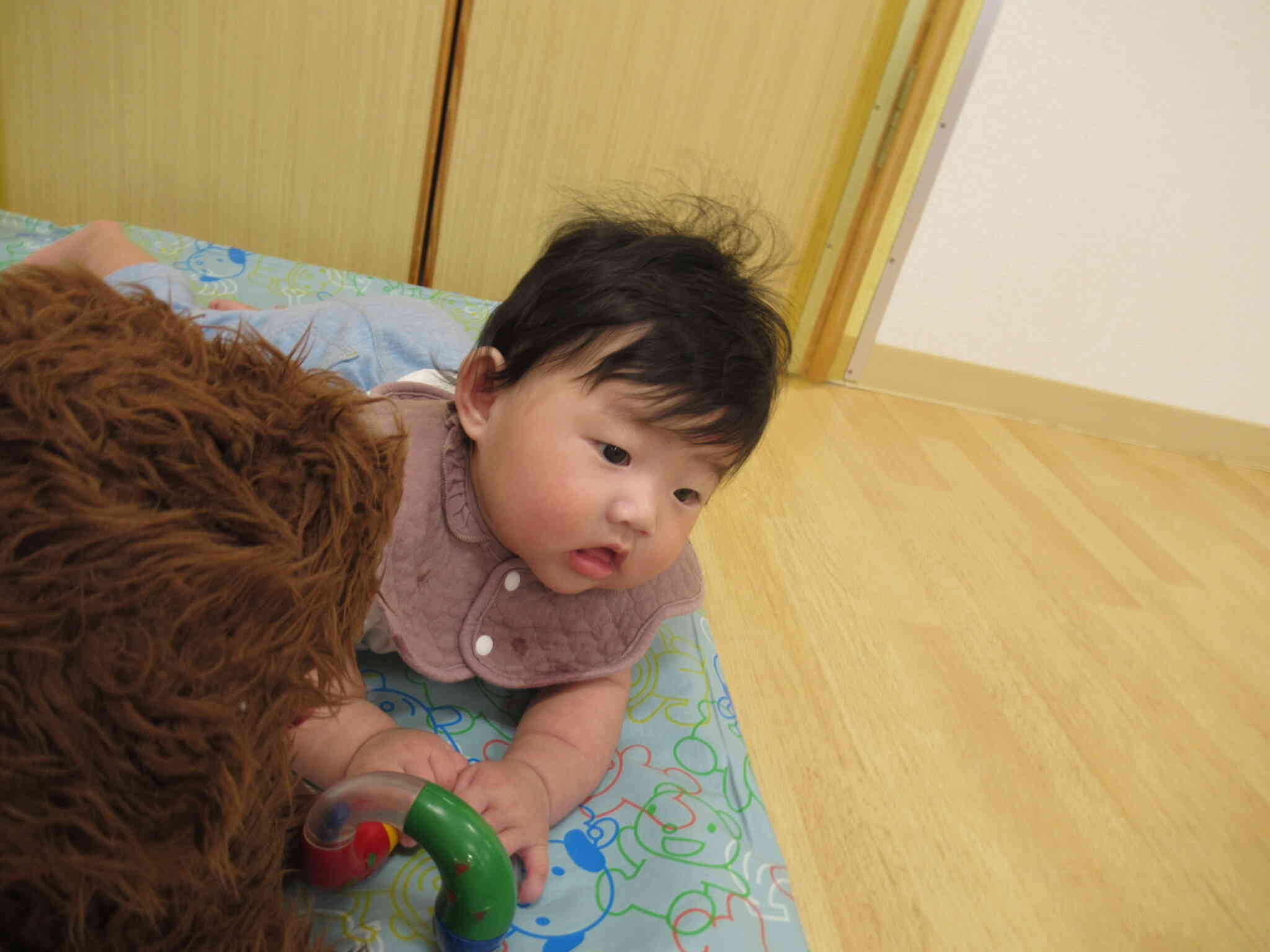 茶色いワンちゃんのぬいぐるみと一緒だよ!