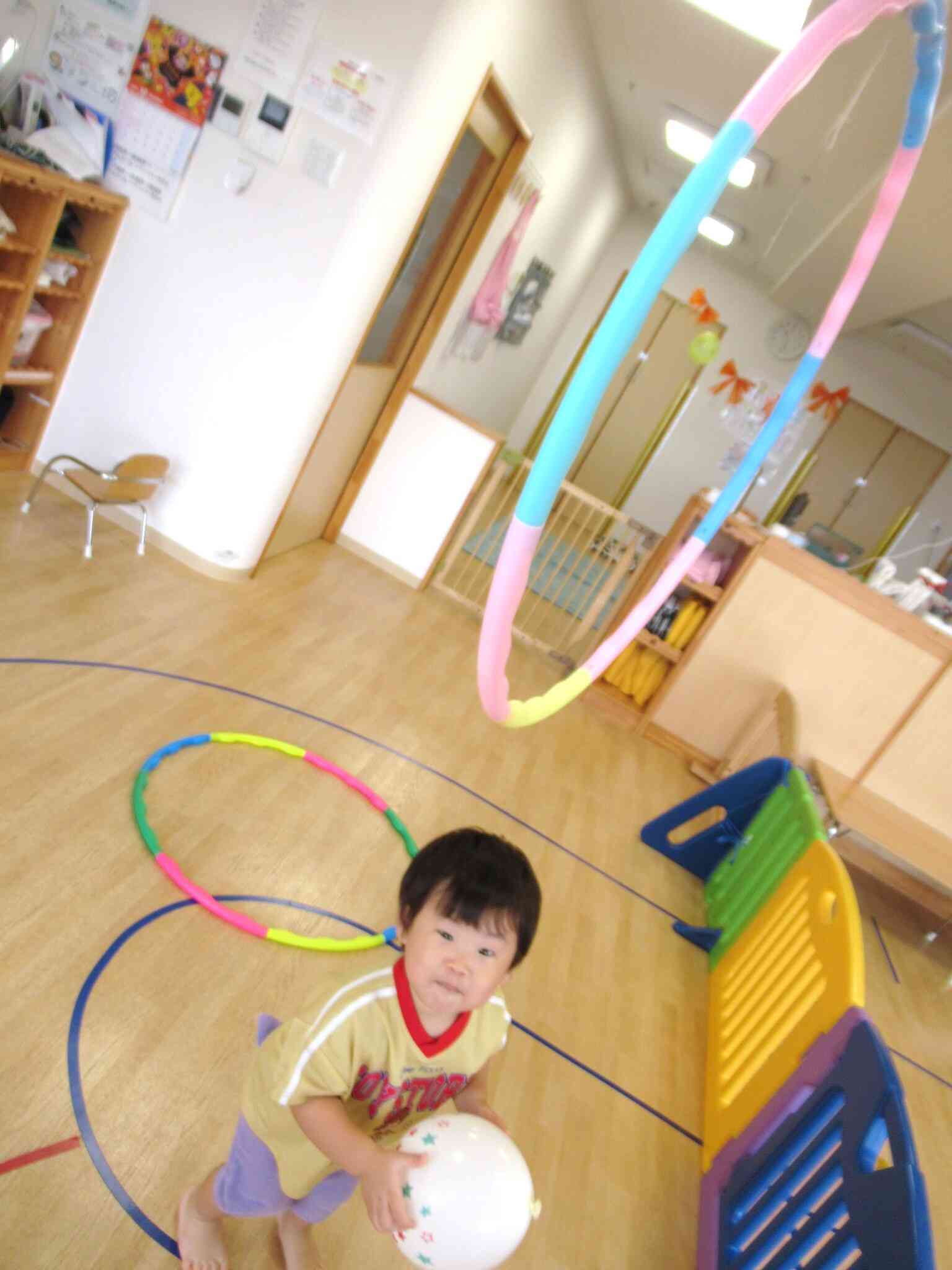 フラフープめがけてエ～イ！