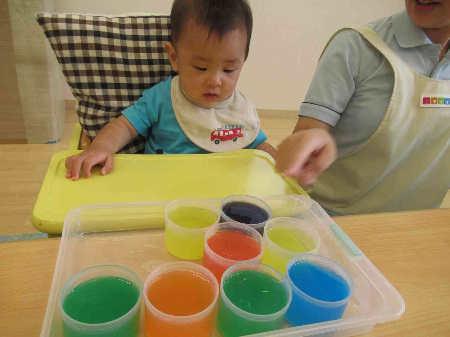０歳児寒天遊び