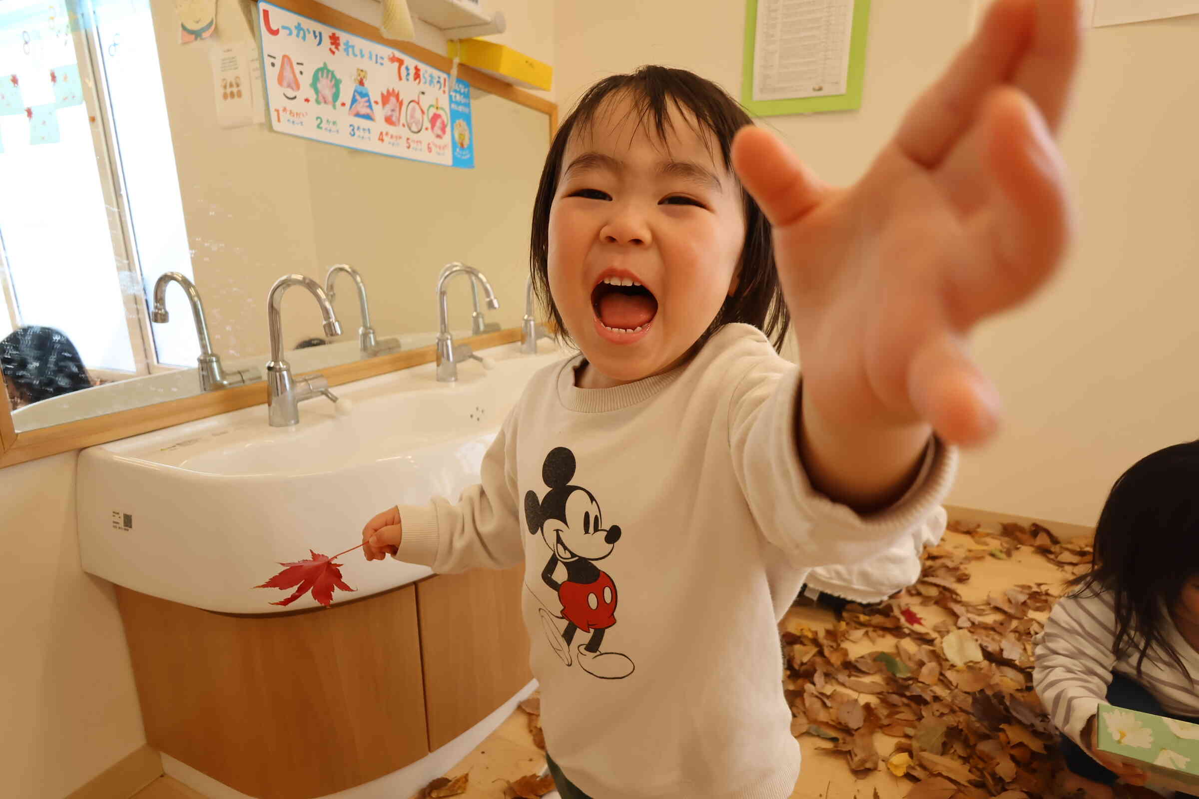 落ち葉遊び（あひる組）