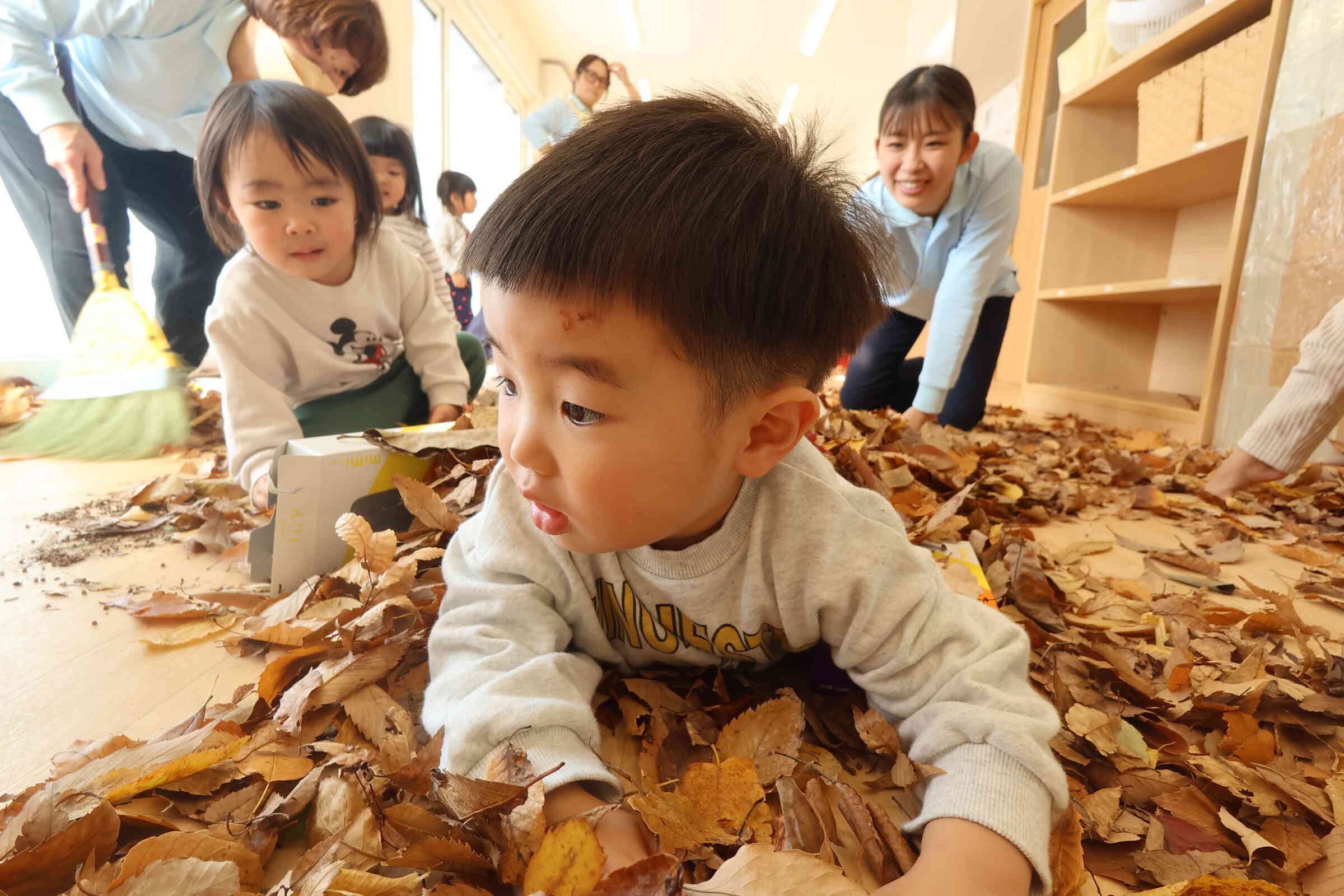 「葉っぱ布団にダイブだ～！」
