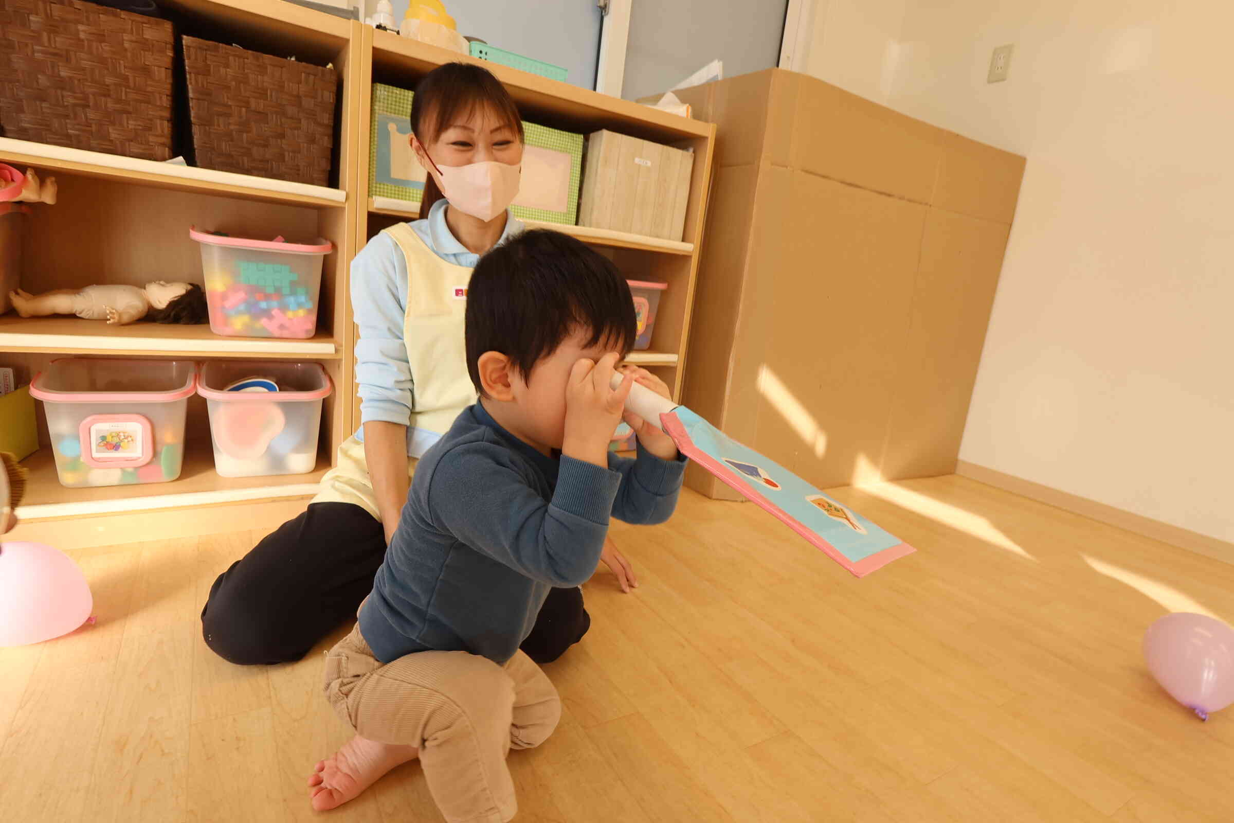 「なにかみえるかな～？」